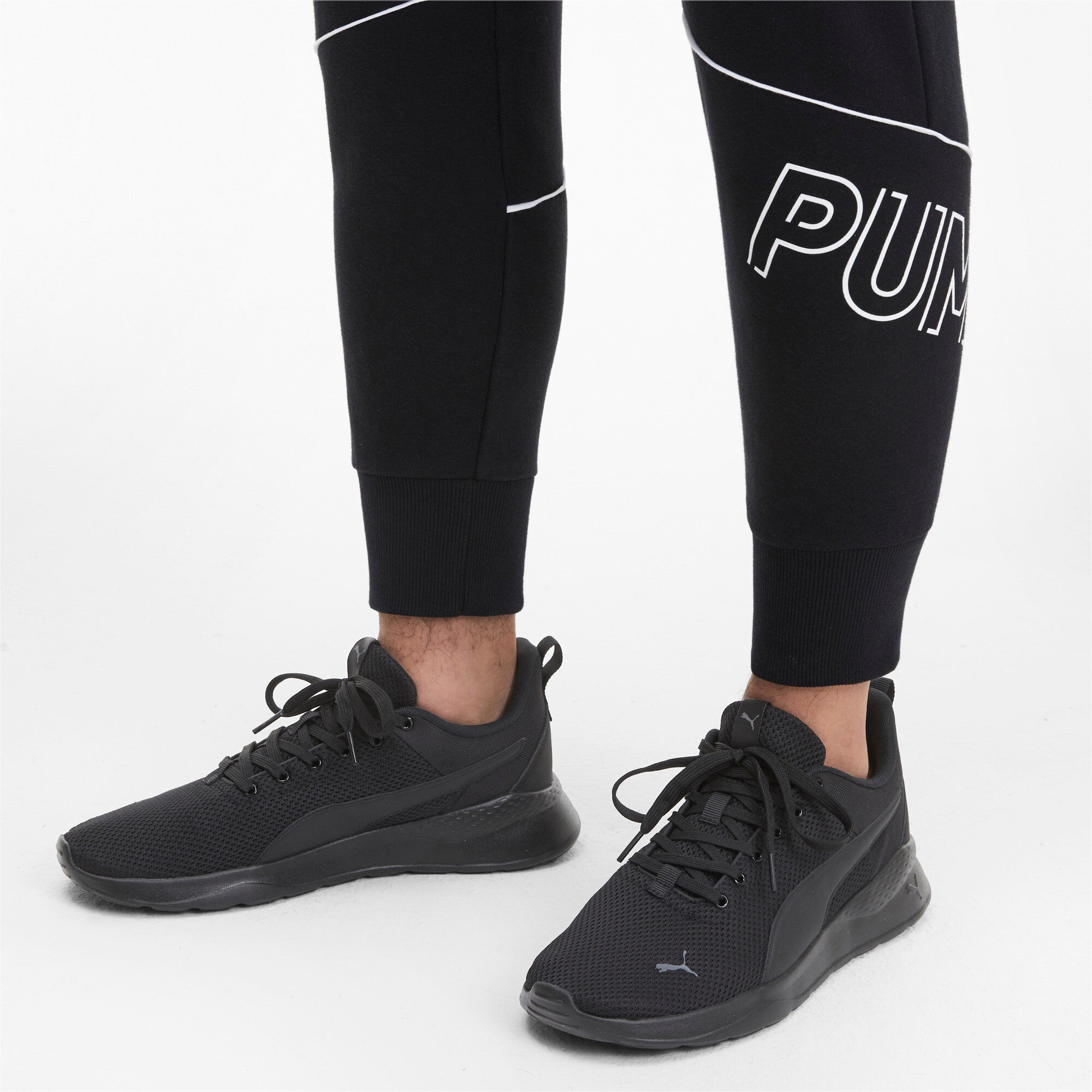 Puma anzarun lite trainers in black and black - Model Shot 03