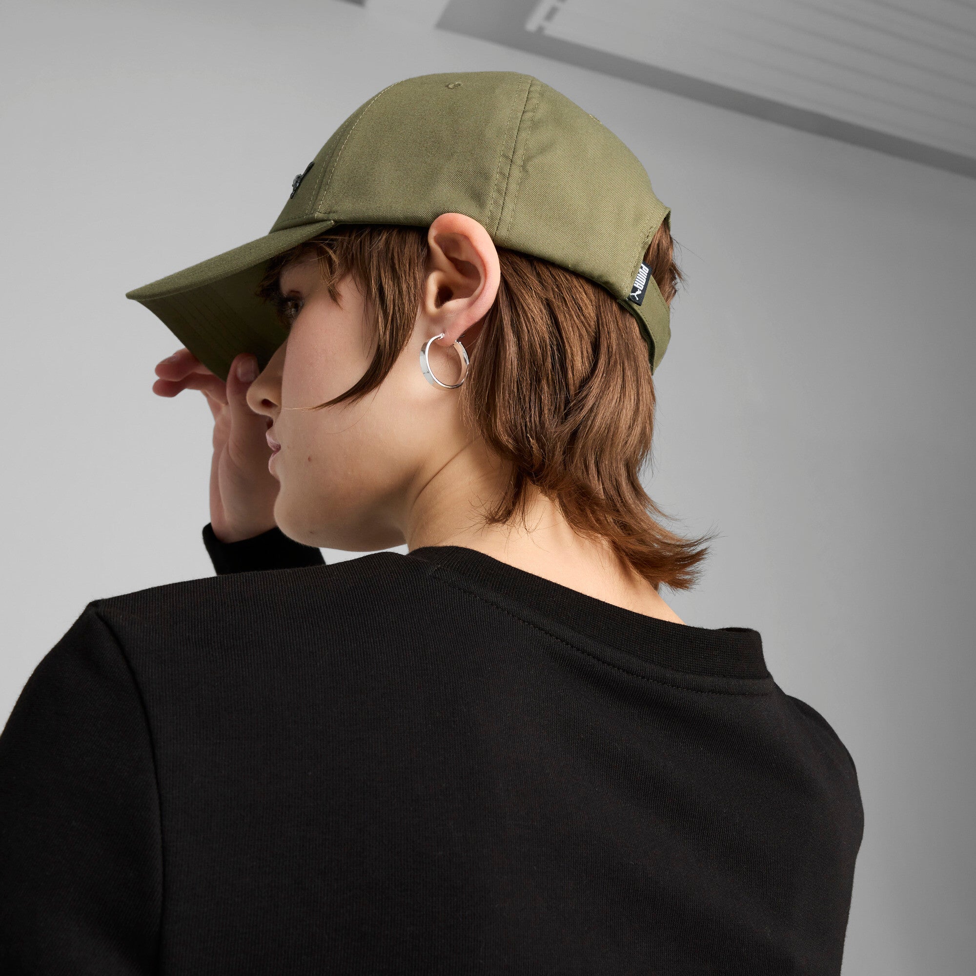 Puma ESS metal cat B in olive - Model Shot 02