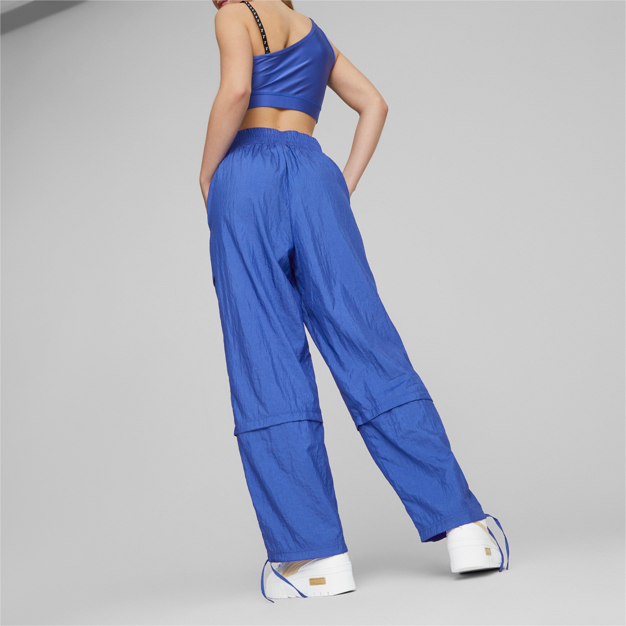 Puma dare to woven pants women in blue - Model Shot 02