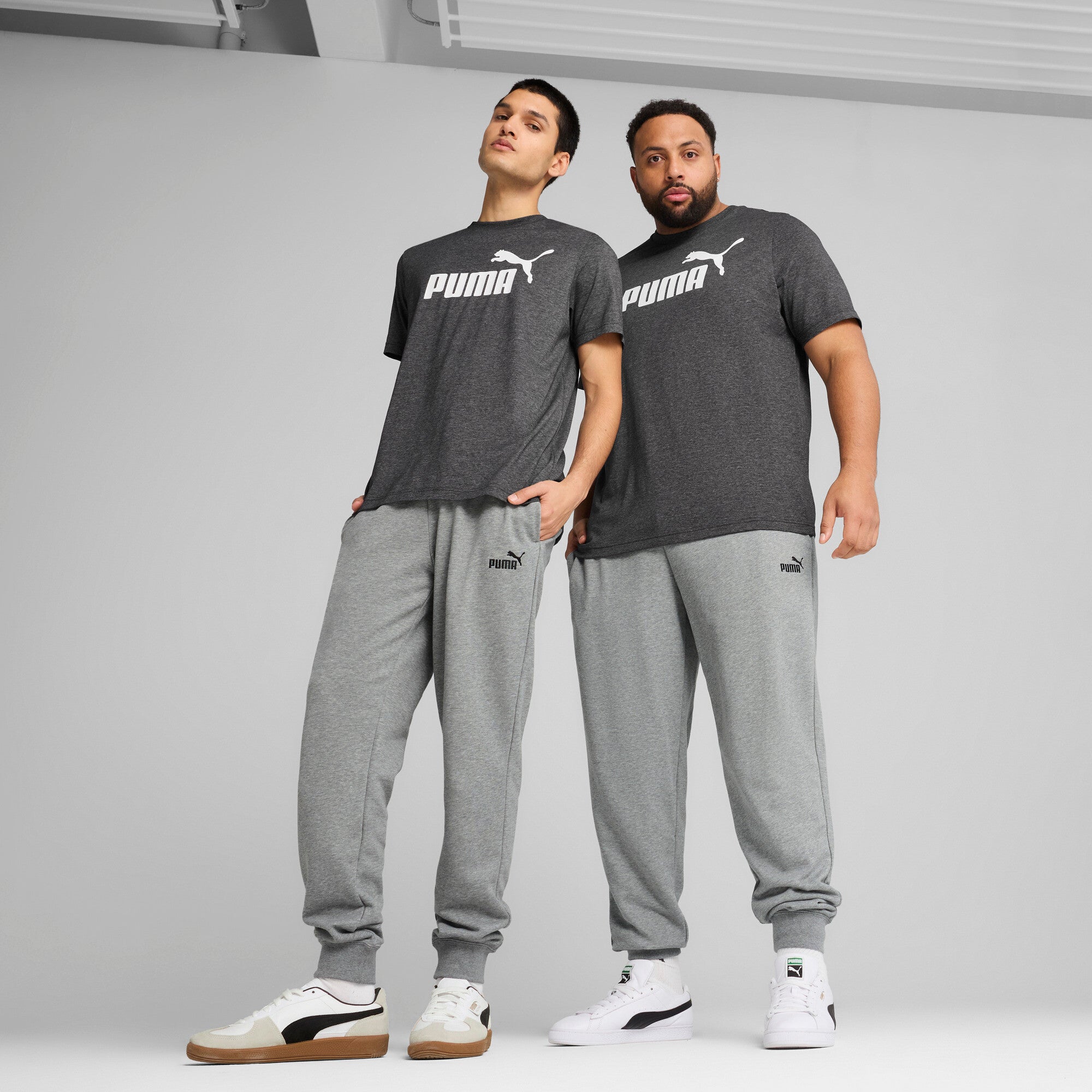 Puma essentials no. 1 logo sweatpants in black - Model Shot 01