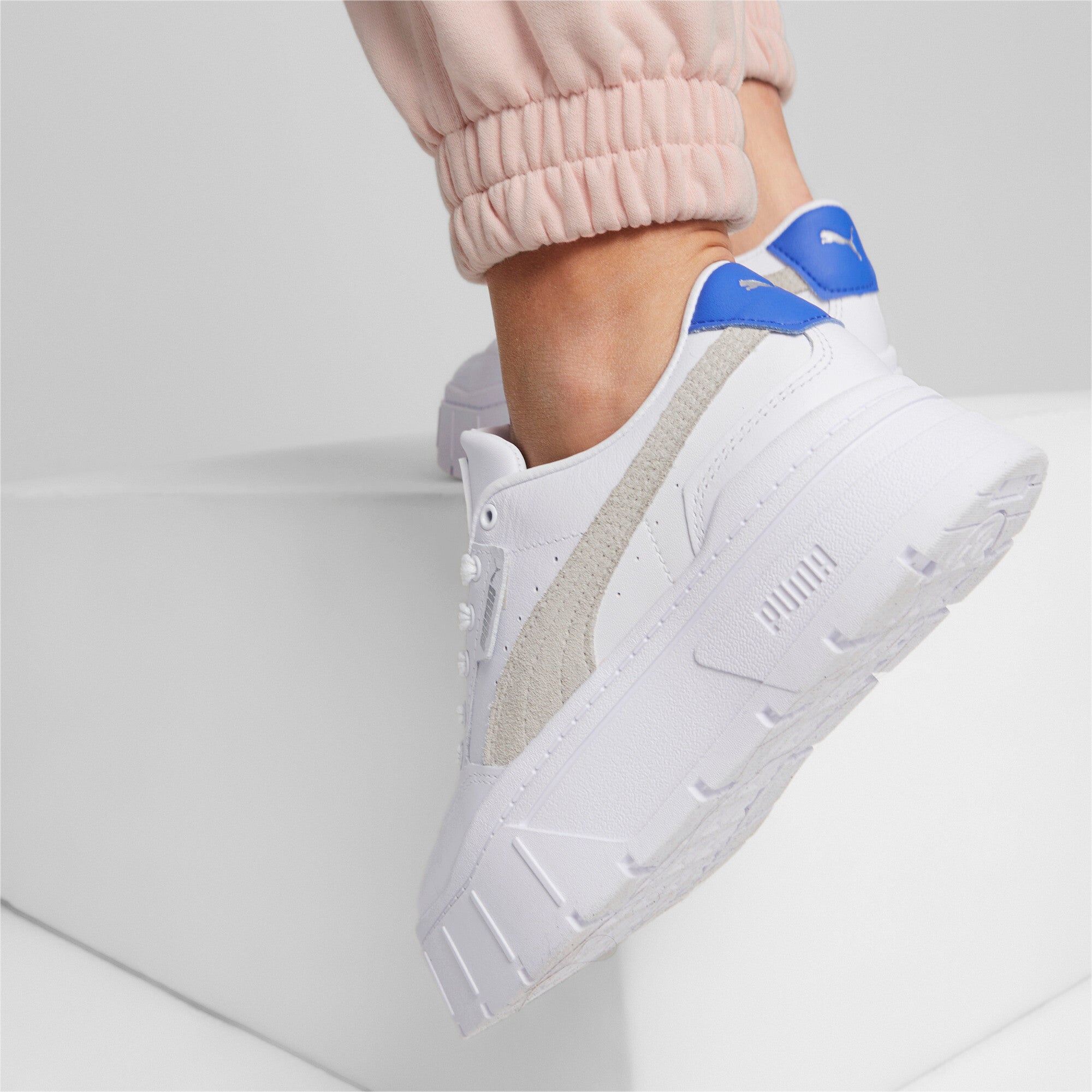 Puma mayze stack sneakers women in white - Model Shot 02