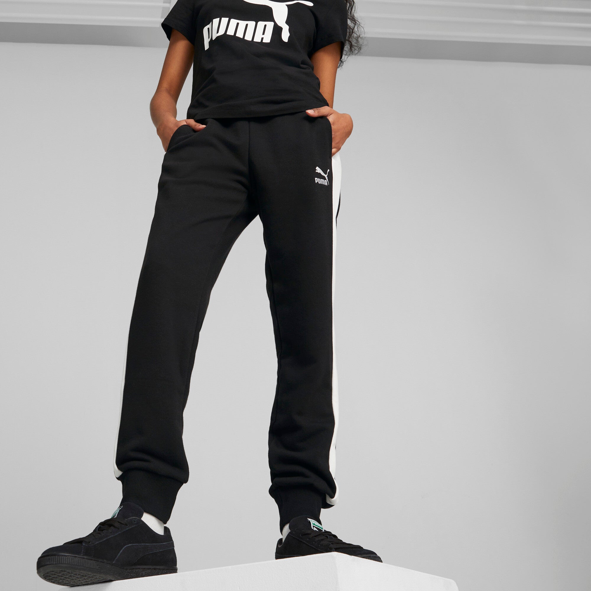 Puma iconic t7 women's track pants in black - Model Shot 01