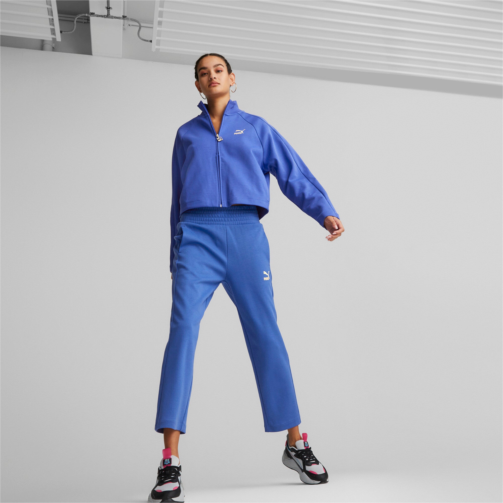 Puma t7 track jacket women in blue - Model Shot 02