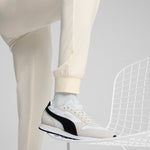 Puma essentials elevated pants in no dye - Model Shot 02