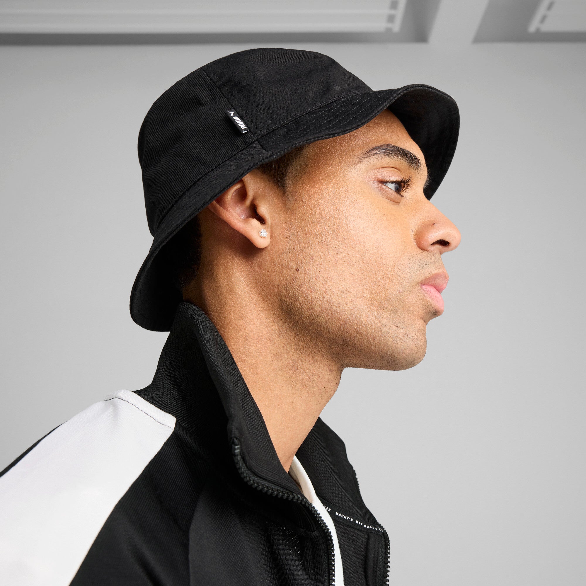 Puma ESS no.1 logo bucket in black - Model Shot 02