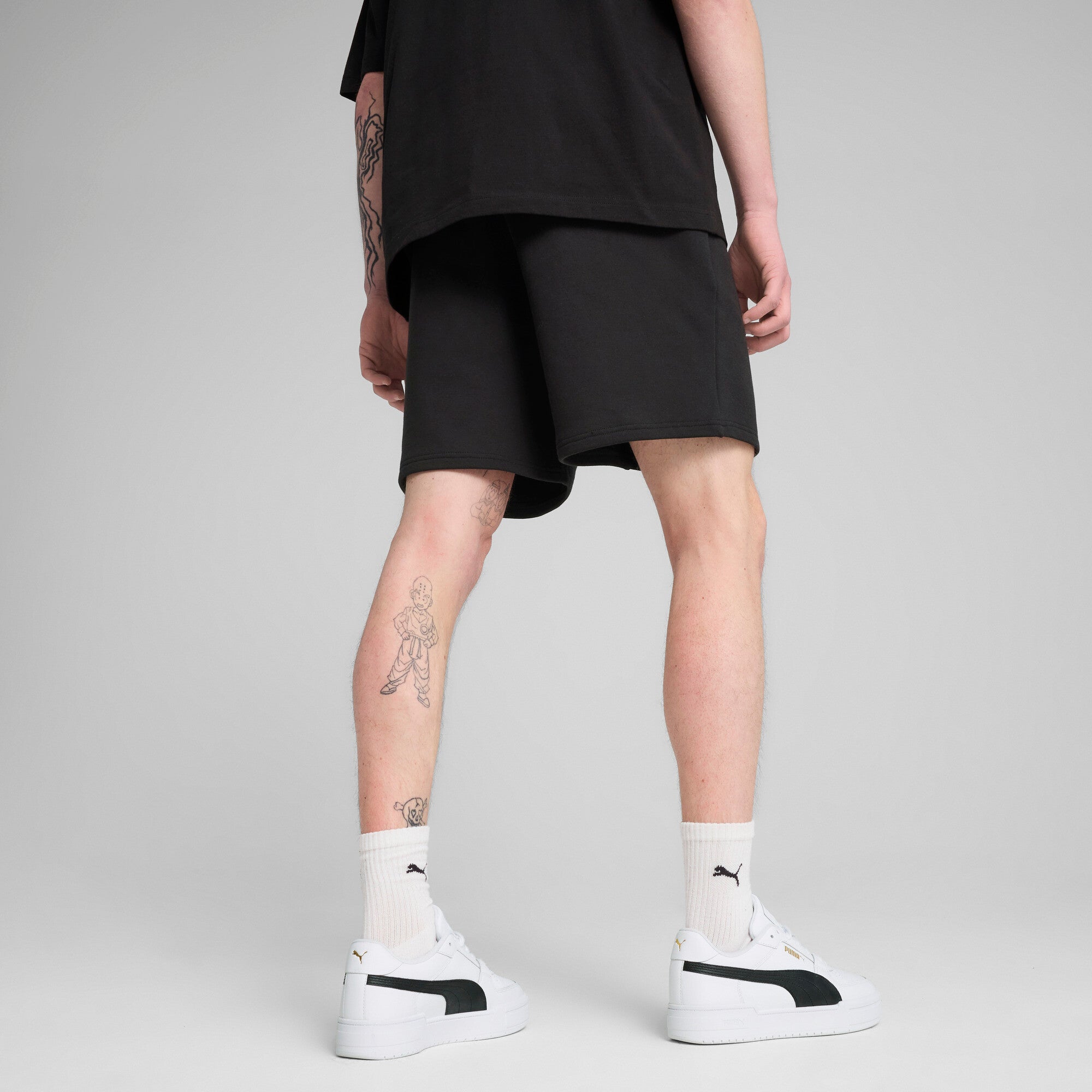 PUMA WARDROBE ESS relaxed shorts 7" men in black — model shot 2