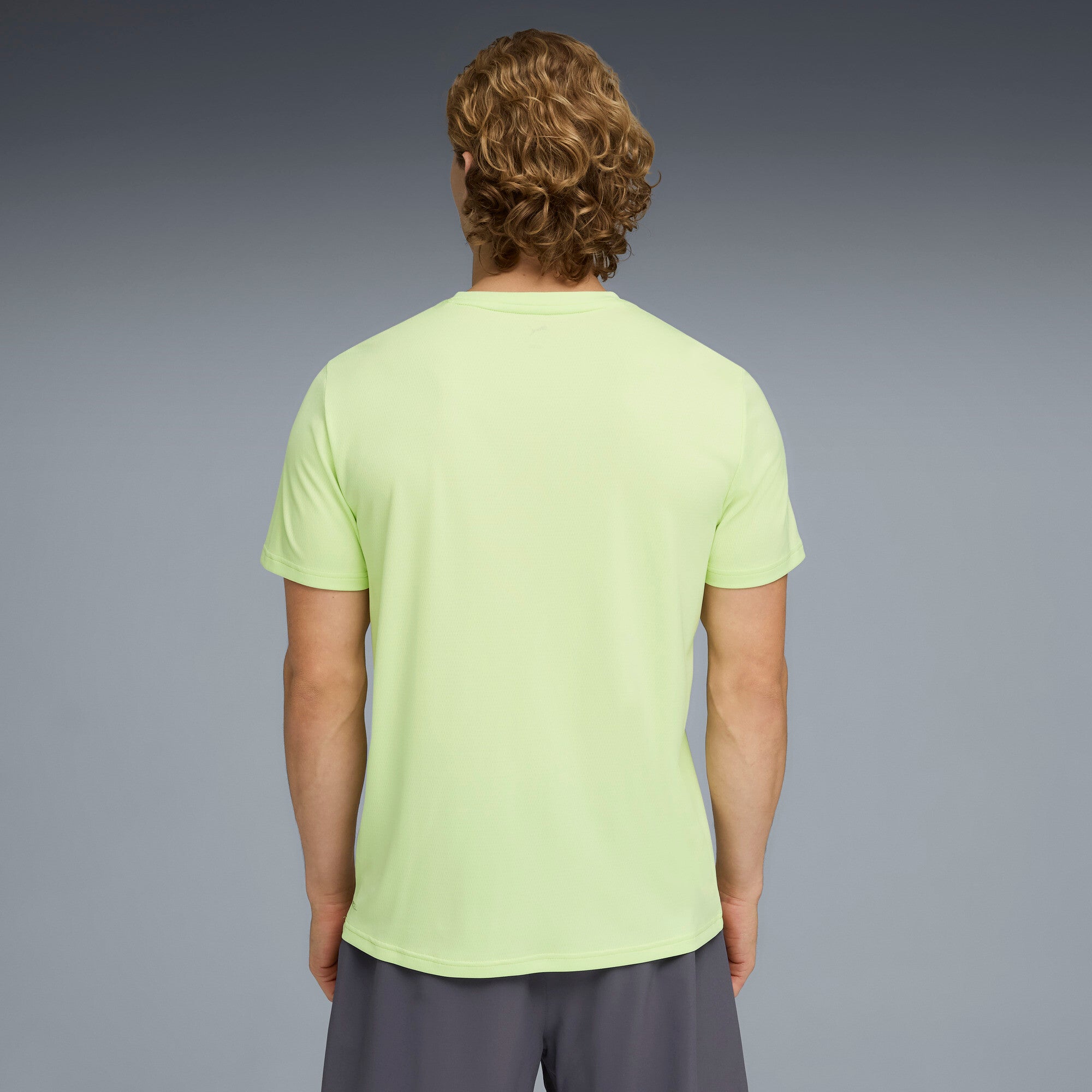 PUMA train all day essentials texture tee men in apple spritz — model shot 2