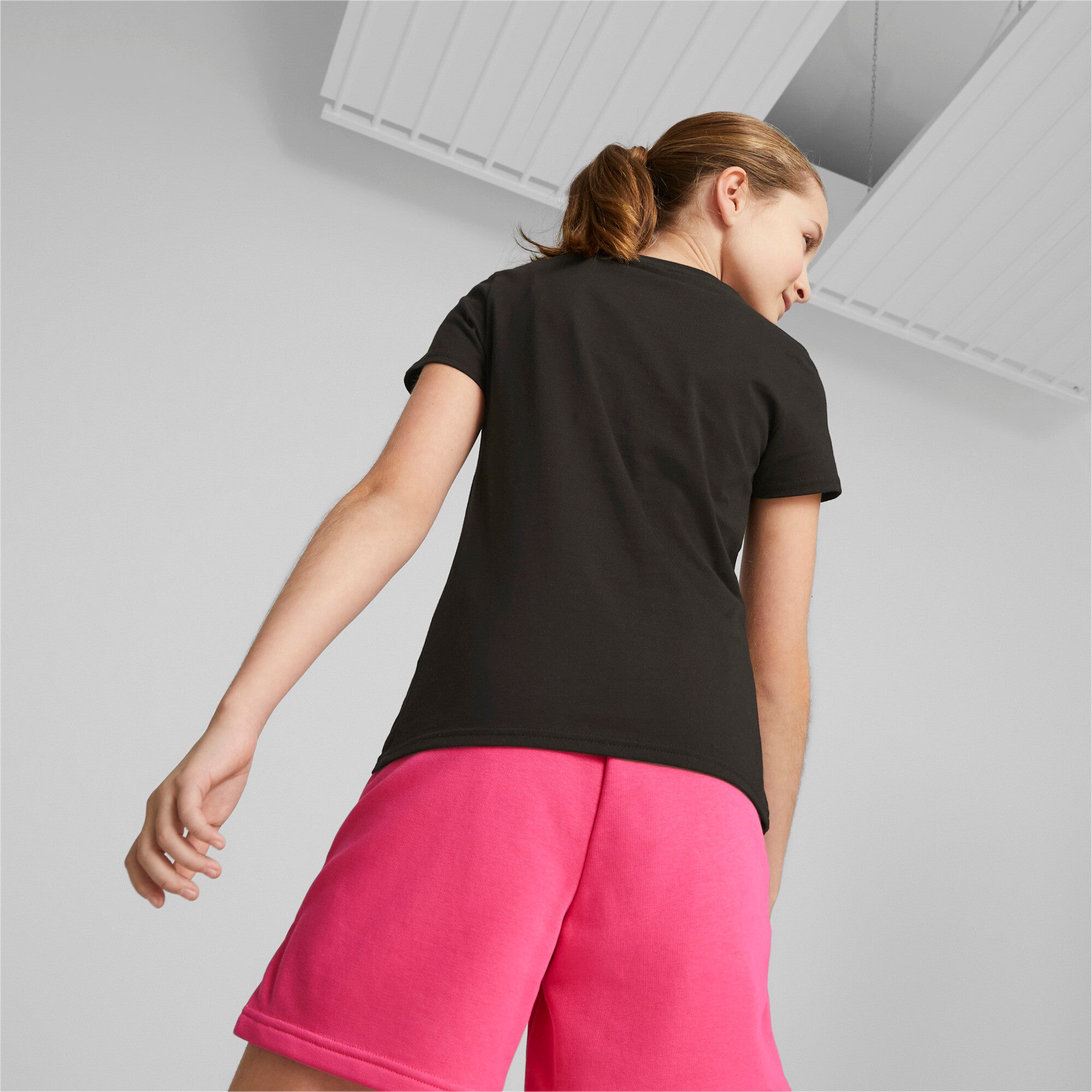 Puma classics graphic tee youth in black - Model Shot 02