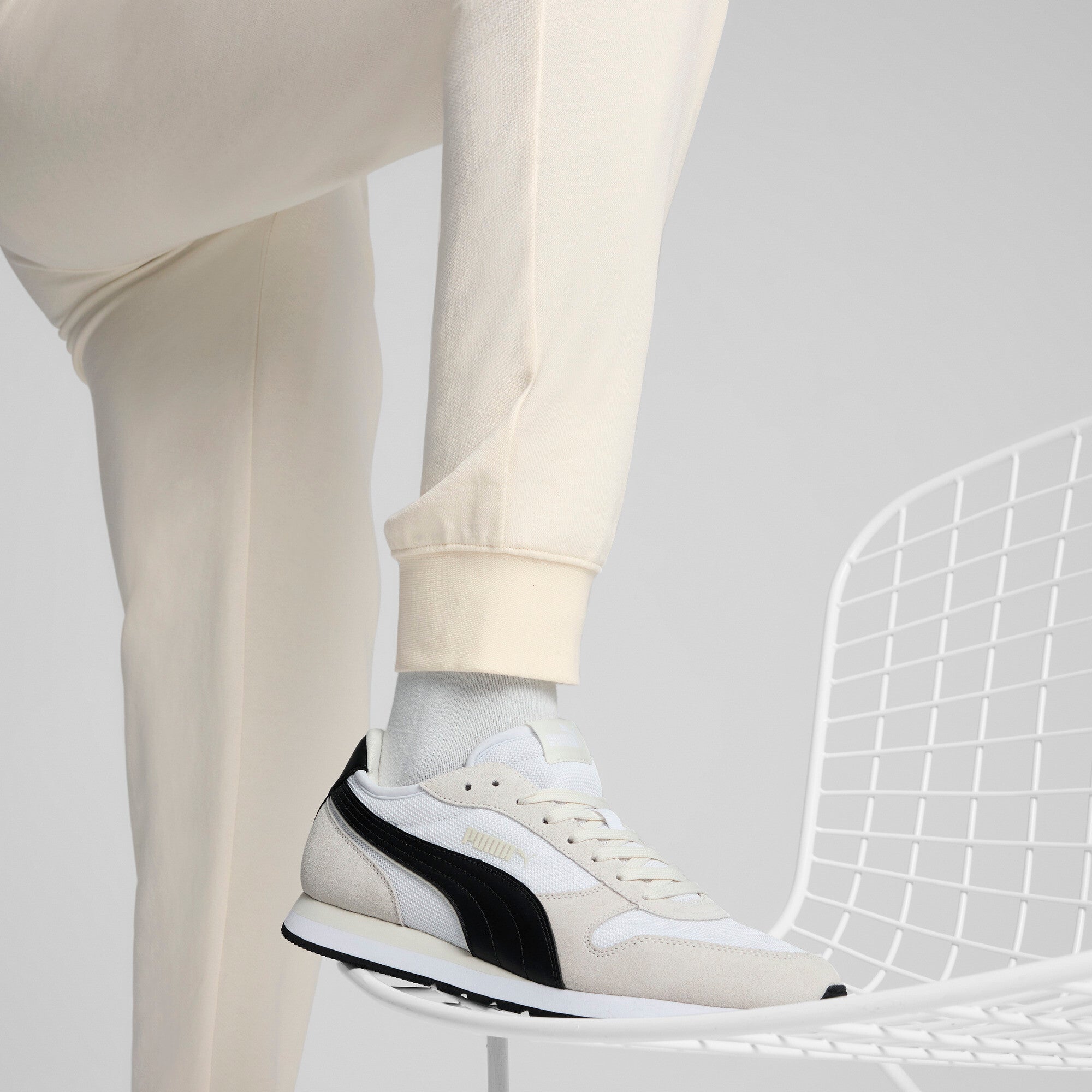 Puma essentials elevated pants in gray - Model Shot 02