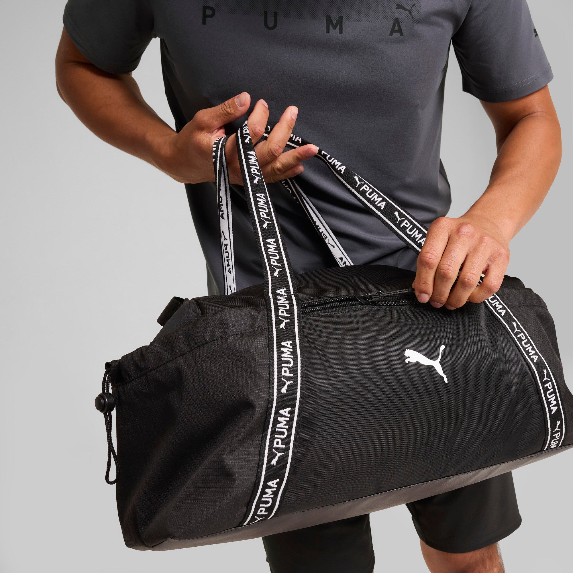 Puma at ESS sports bag in black - Model Shot 02