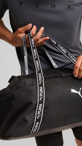 Puma at ESS sports bag in black - Model Shot 02