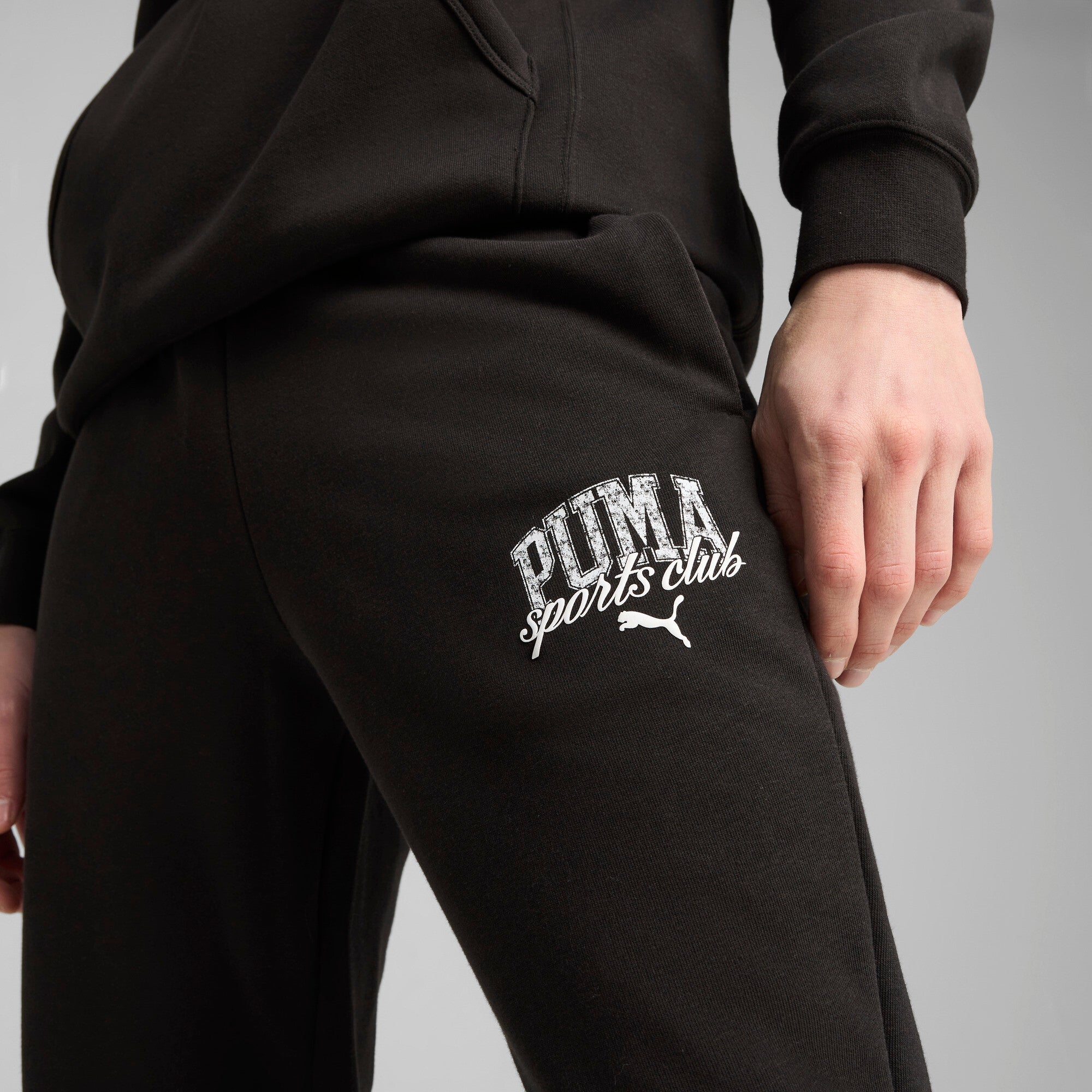 Puma class sweatpants in black - Model Shot 02
