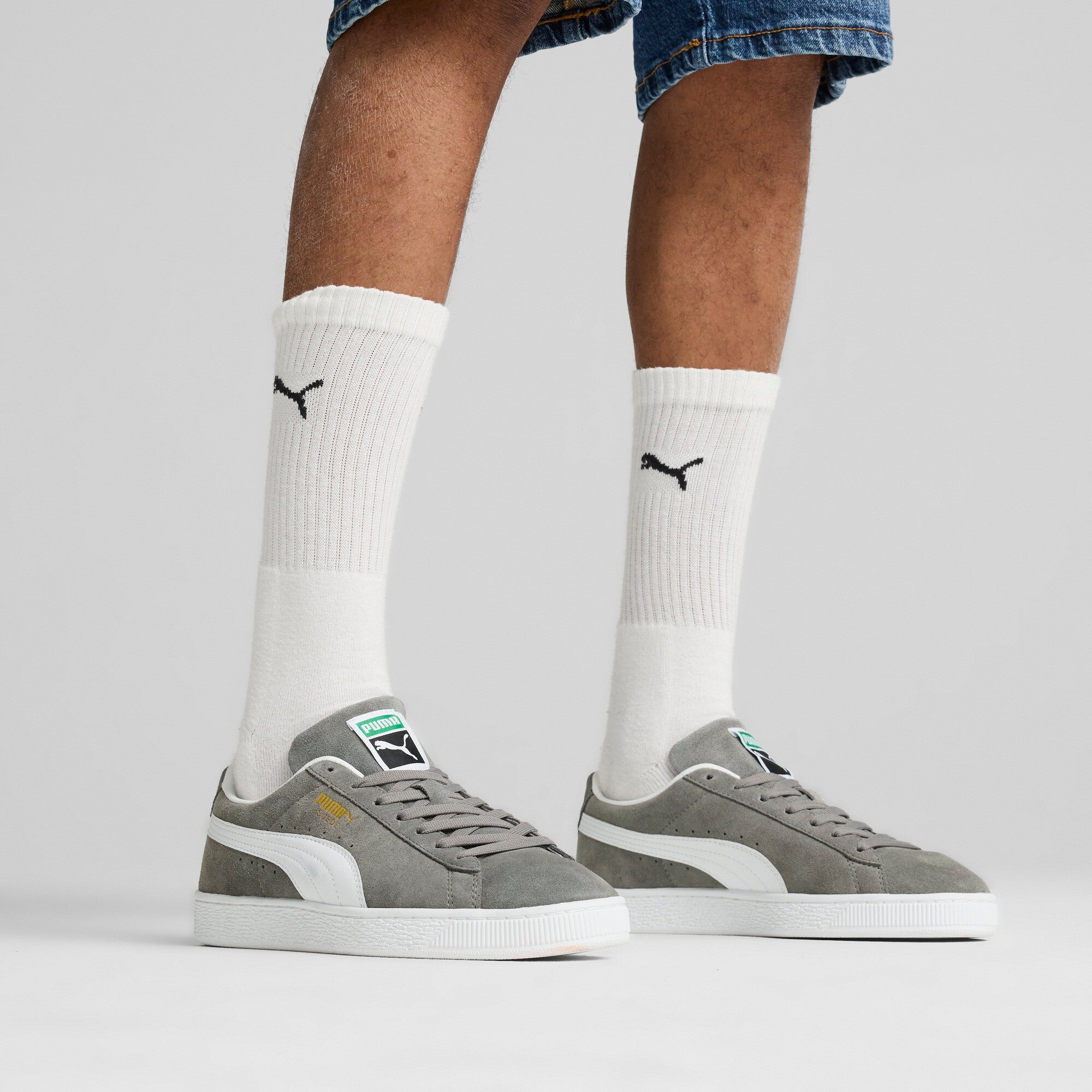 Puma suede classic sneakers in cast iron and white - Model Shot 01