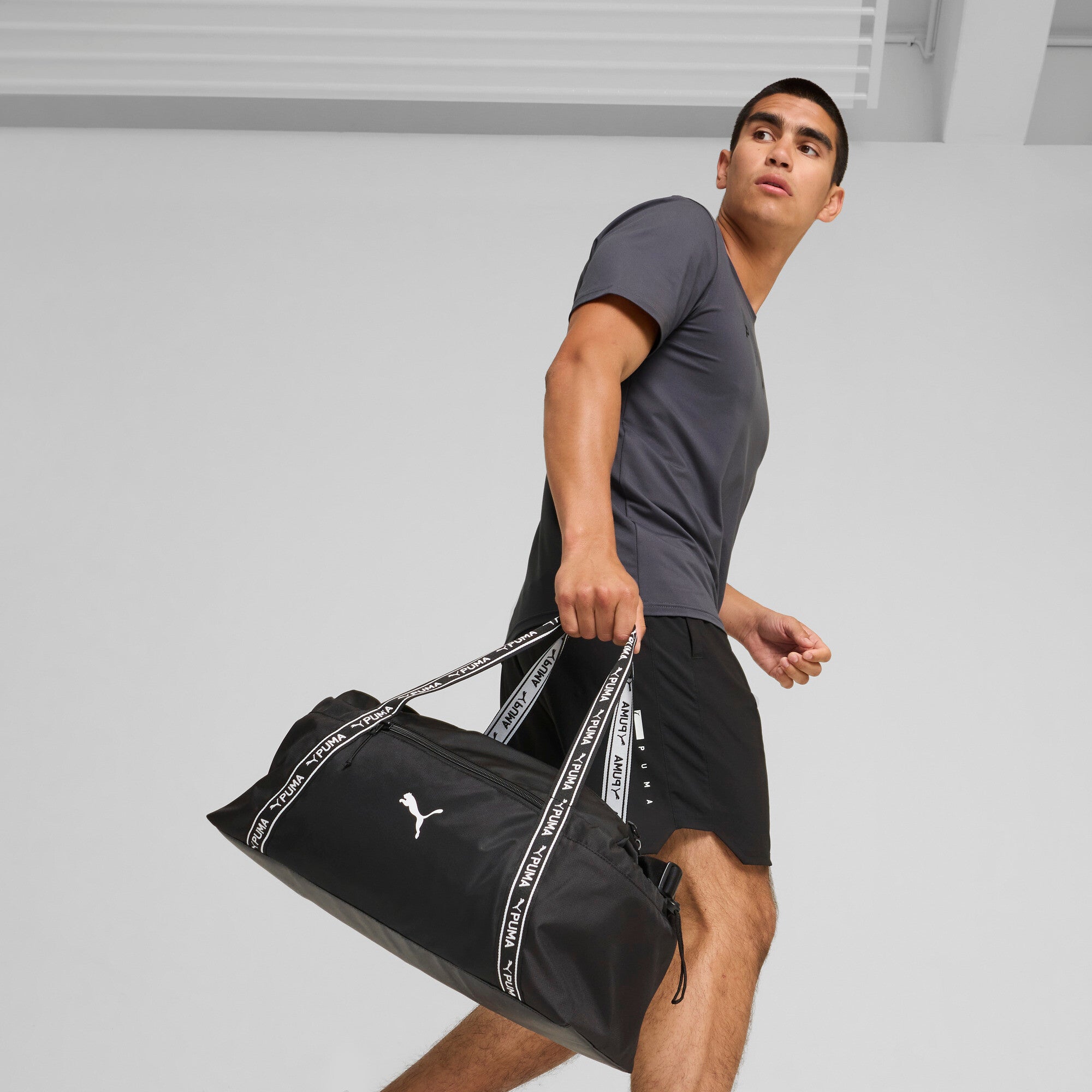 Puma at ESS sports bag in black - Model Shot 01