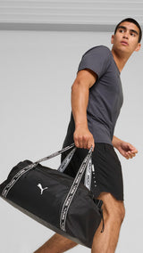 Puma at ESS sports bag in black - Model Shot 01
