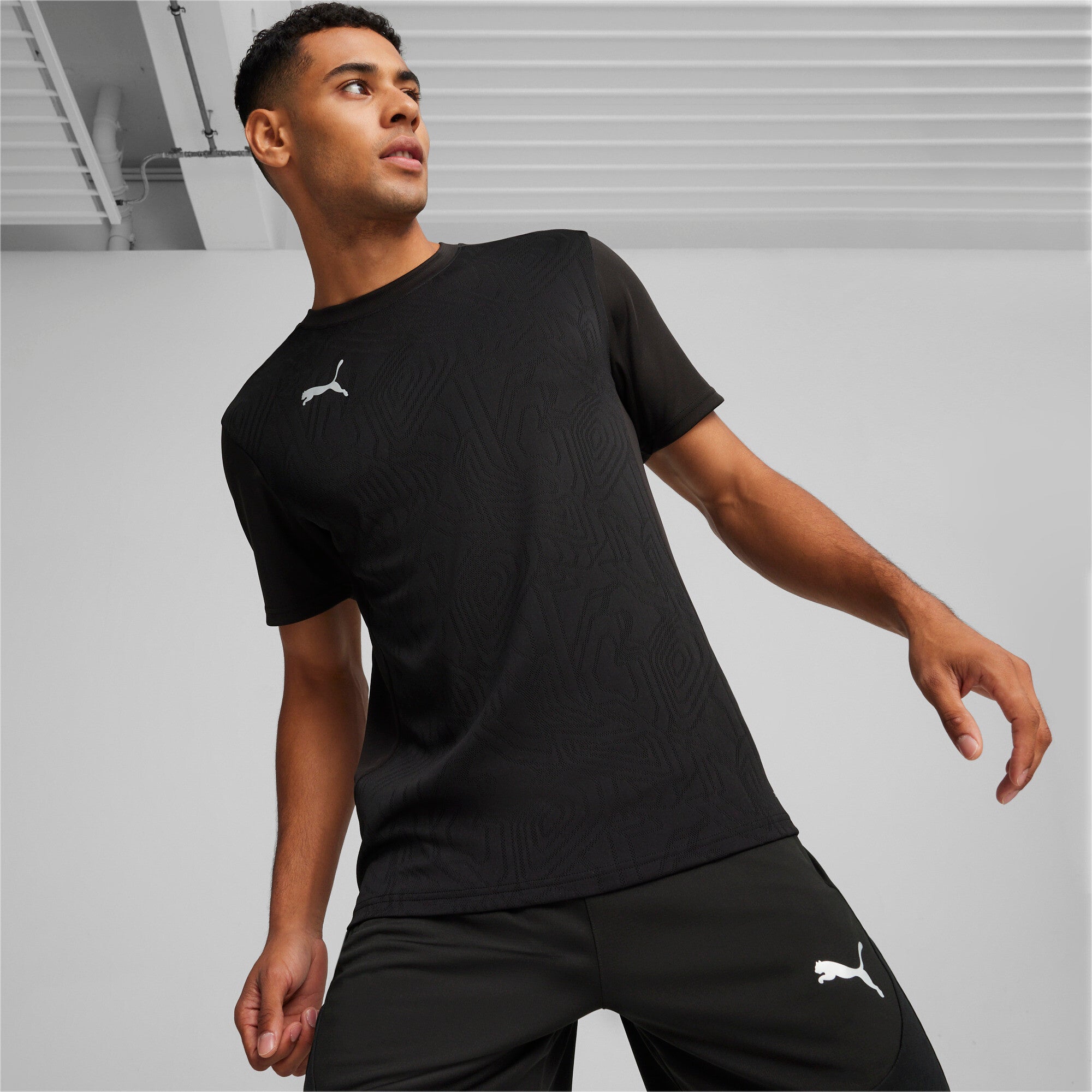 Puma teamFINAL football training jersey in black and silver - Model Shot 01