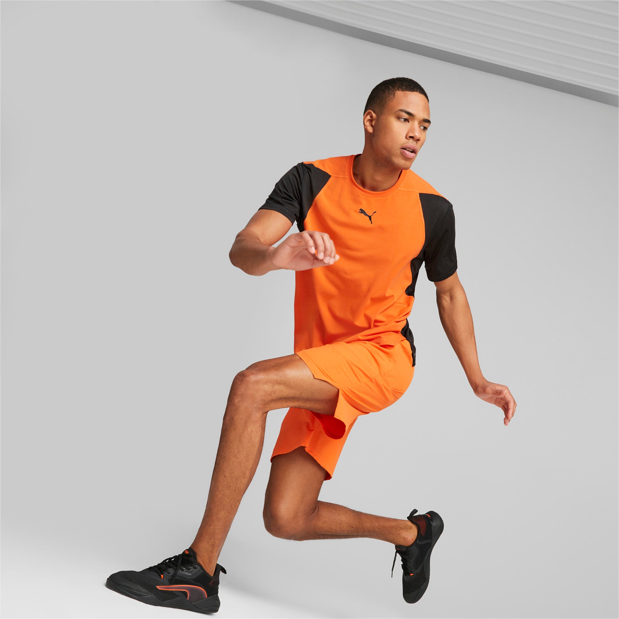 Puma engineered for strength training tee men in black - Model Shot 02