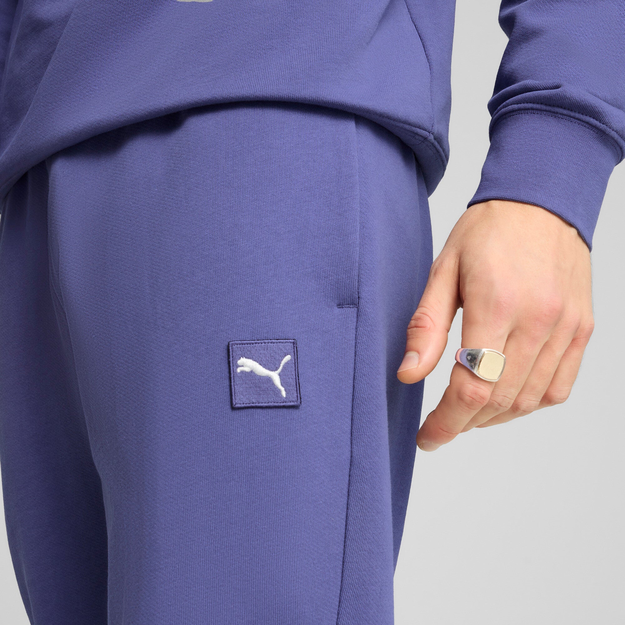Puma essentials elevated pants in blue crystal - Model Shot 02