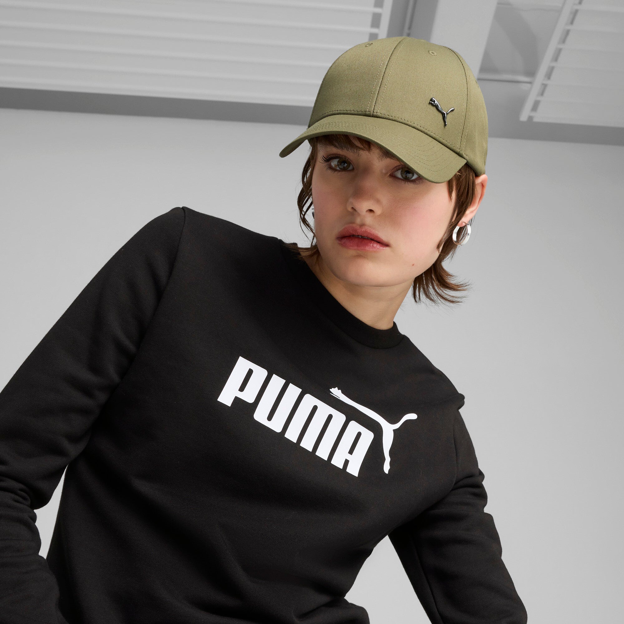 Puma ESS metal cat B in olive - Model Shot 01