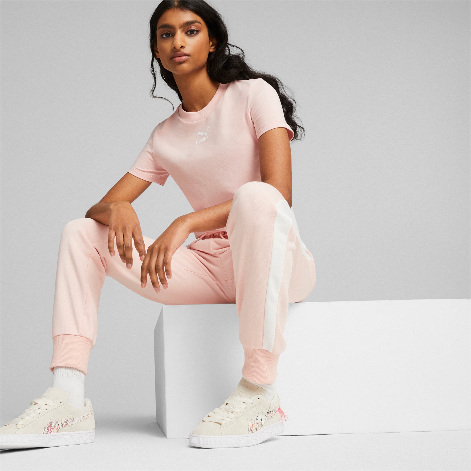 Puma iconic t7 women's track pants in pink - Model Shot 02