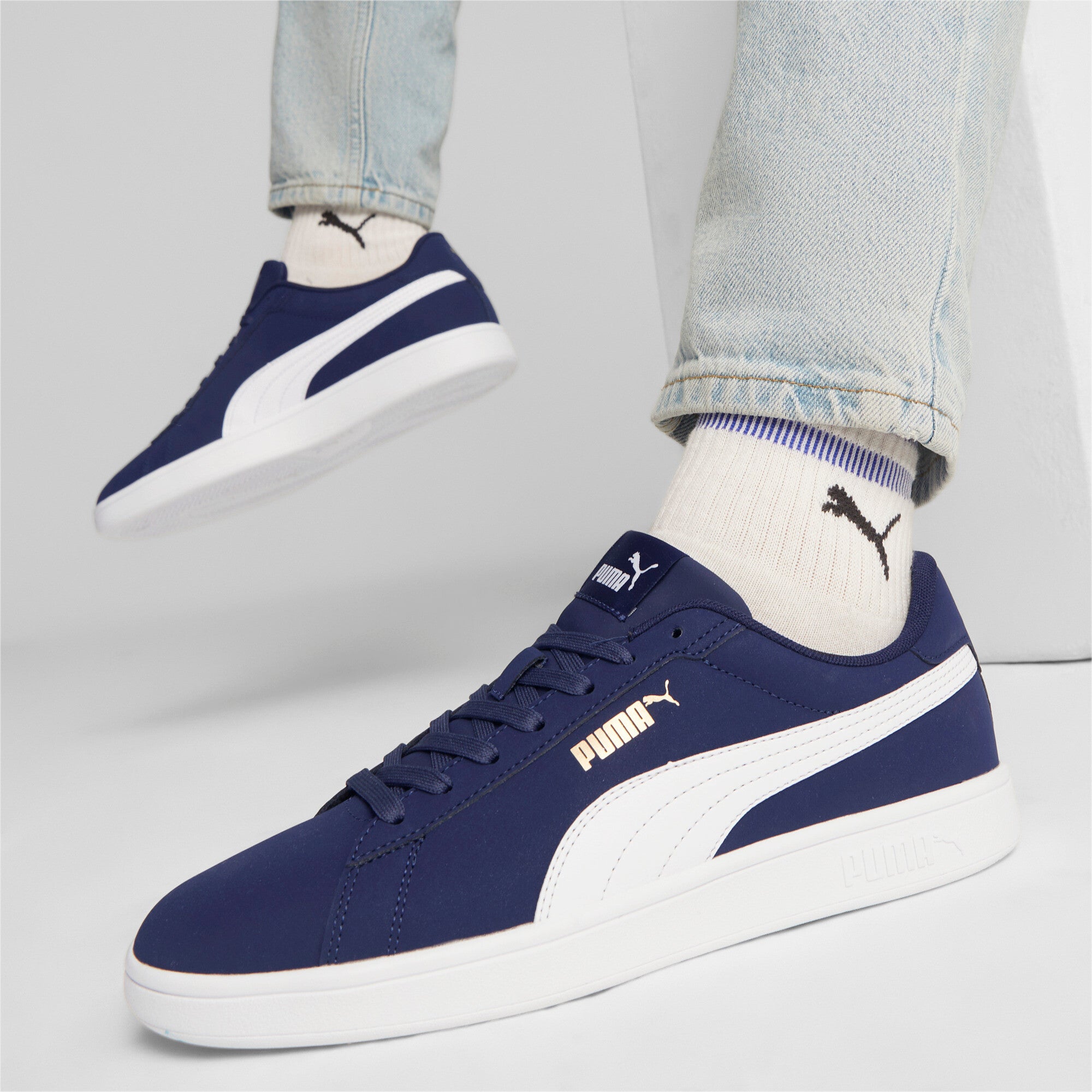 Puma smash 3.0 buck sneakers in black - Model Shot 01