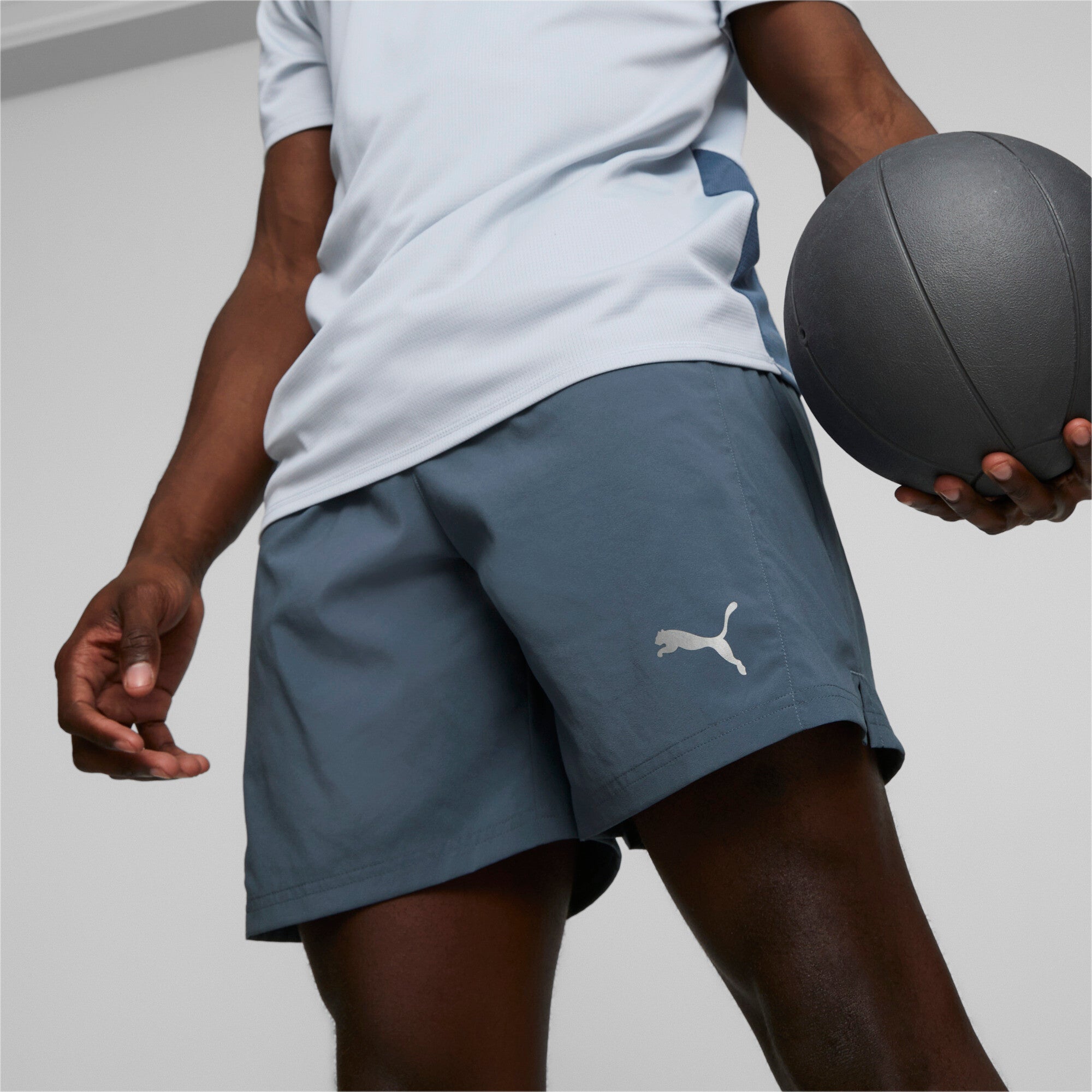 Puma running favourite woven 7" session shorts in black - Model Shot 02