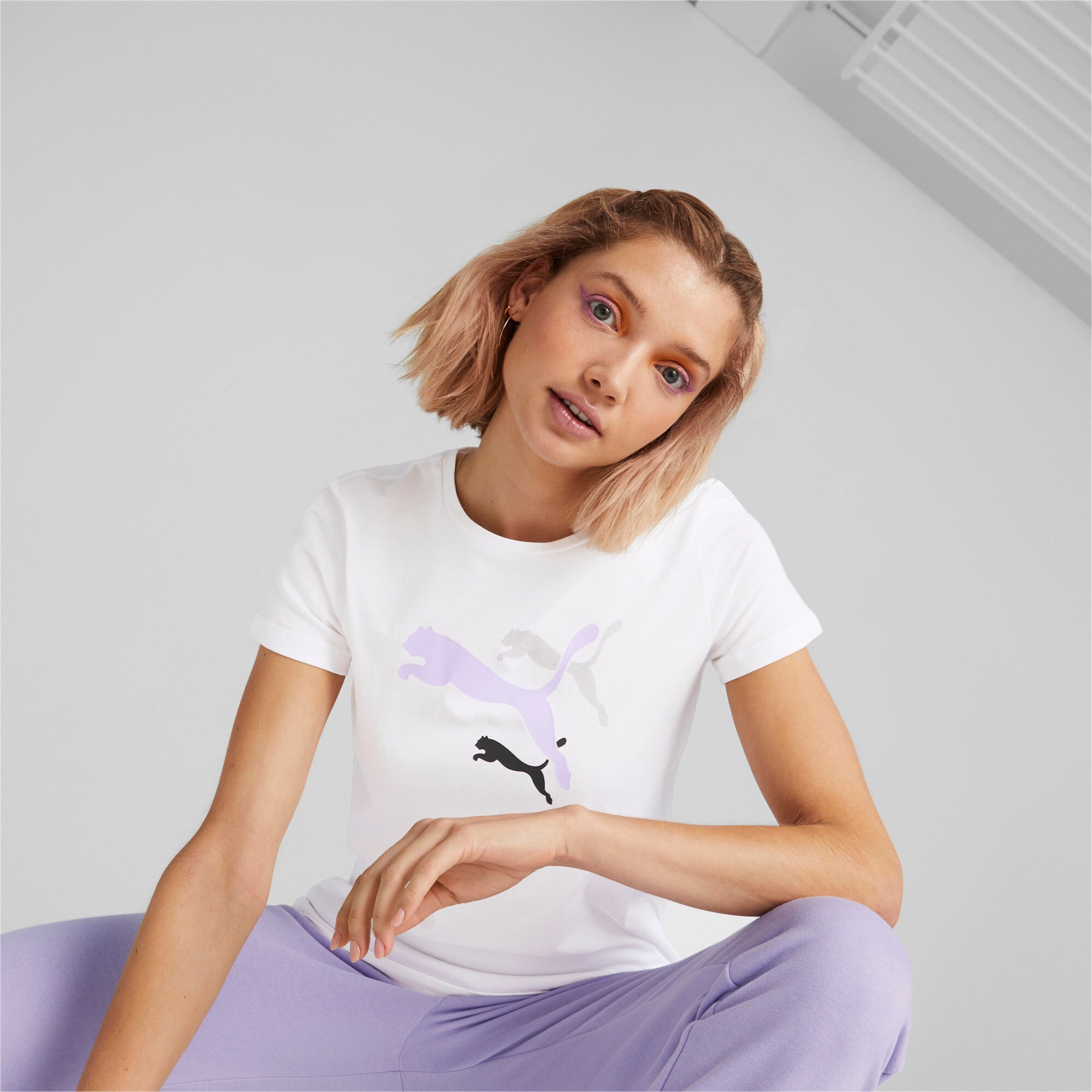Puma essentials+ logo power tee women in white - Model Shot 01
