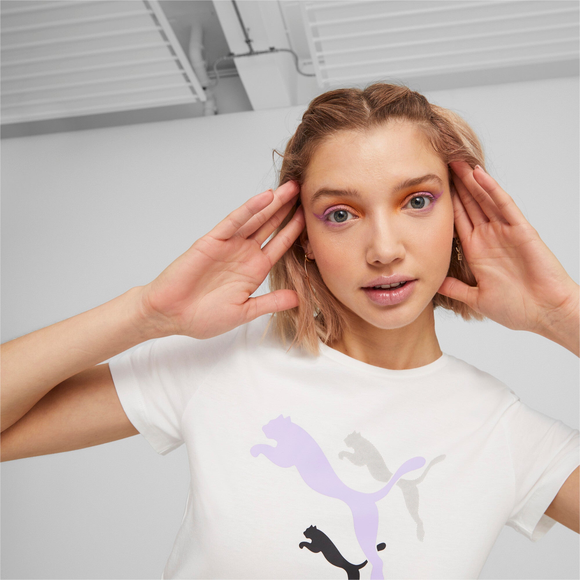 Puma essentials+ logo power tee women in white - Model Shot 02