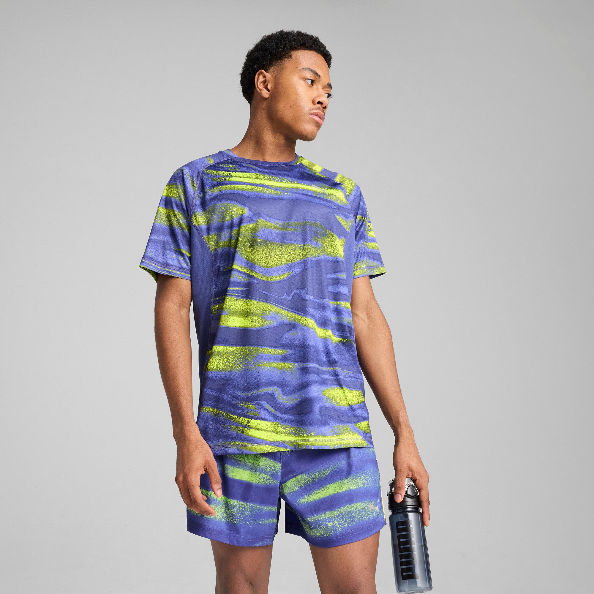 Puma VELOCITY all-over print running tee in blue crystal - Model Shot 01