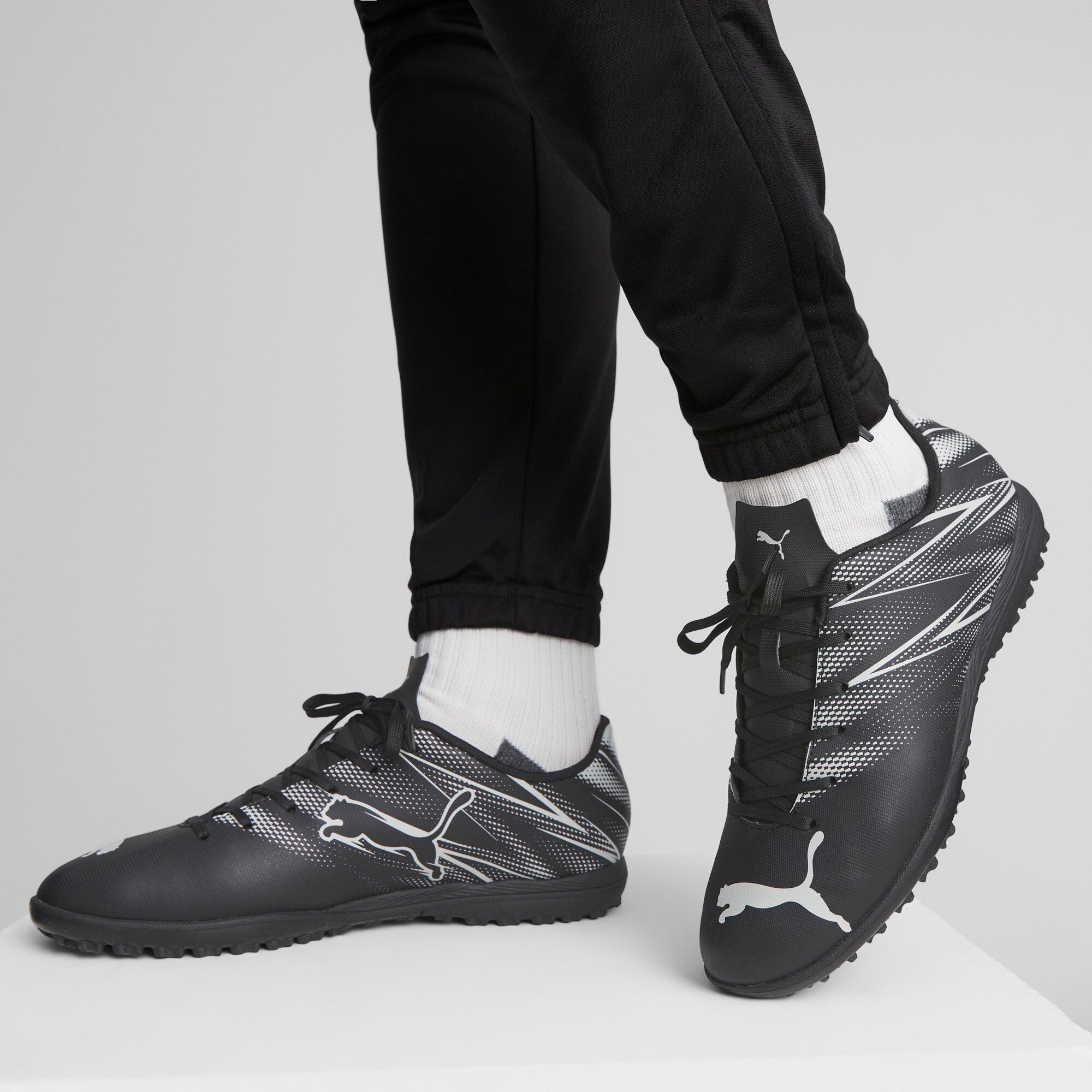 Puma football attacanto tt boots in black - Model Shot 01