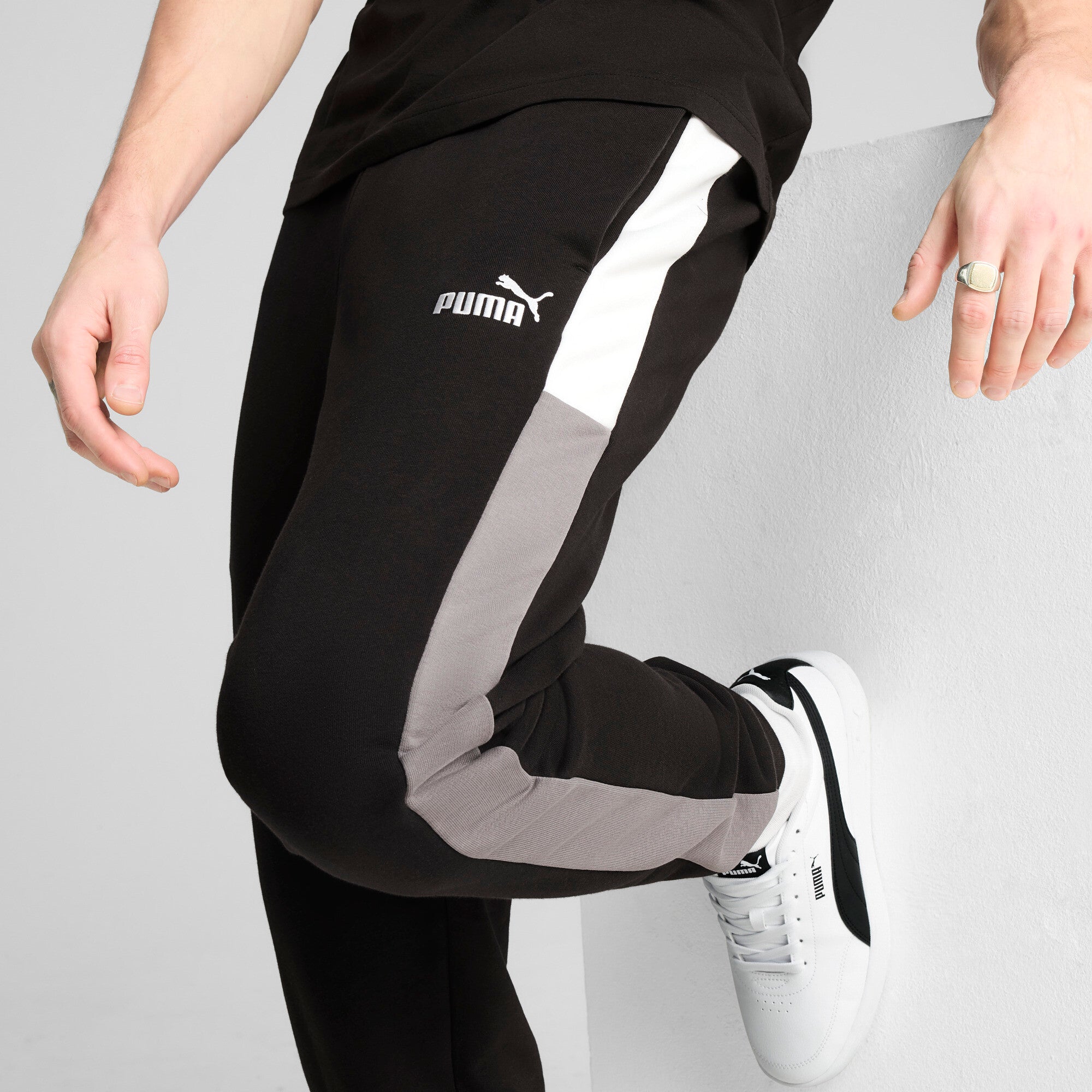 PUMA ESSENTIALS block sweatpants - black