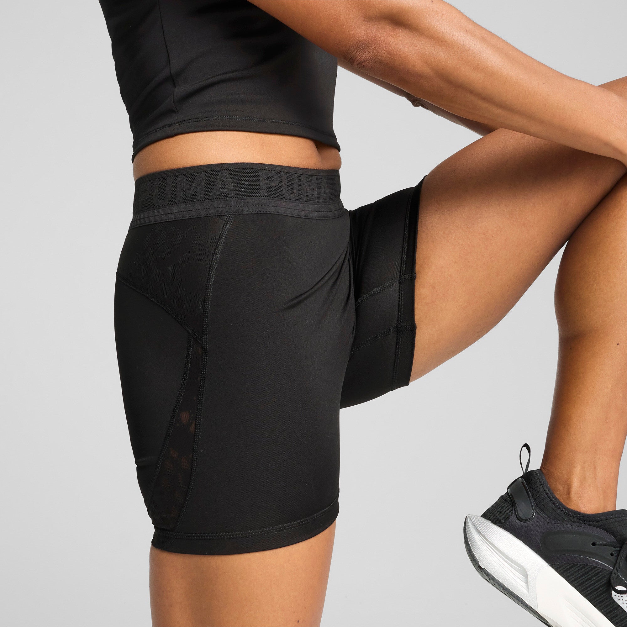 Puma lace high-waisted 5" short tights in black - Model Shot 02