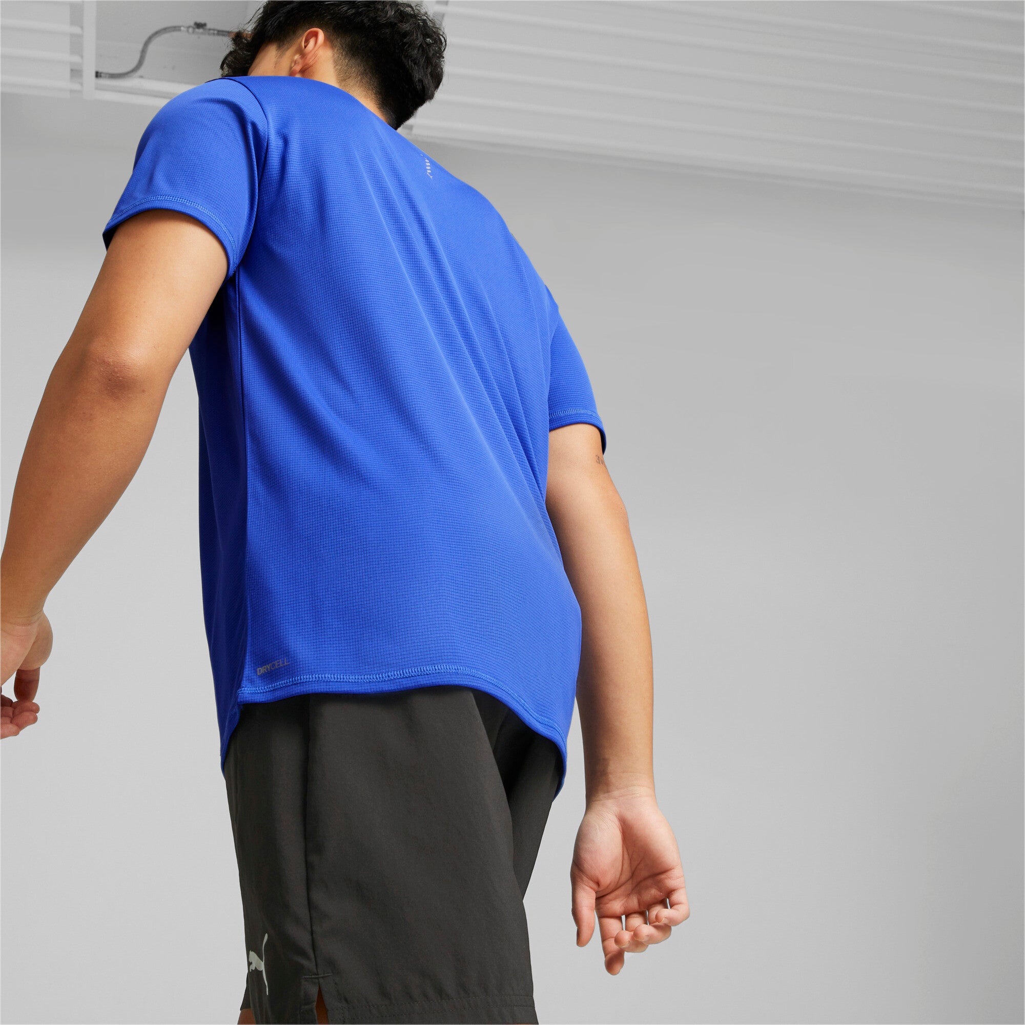 Puma run favourite logo tee men in black - Model Shot 03