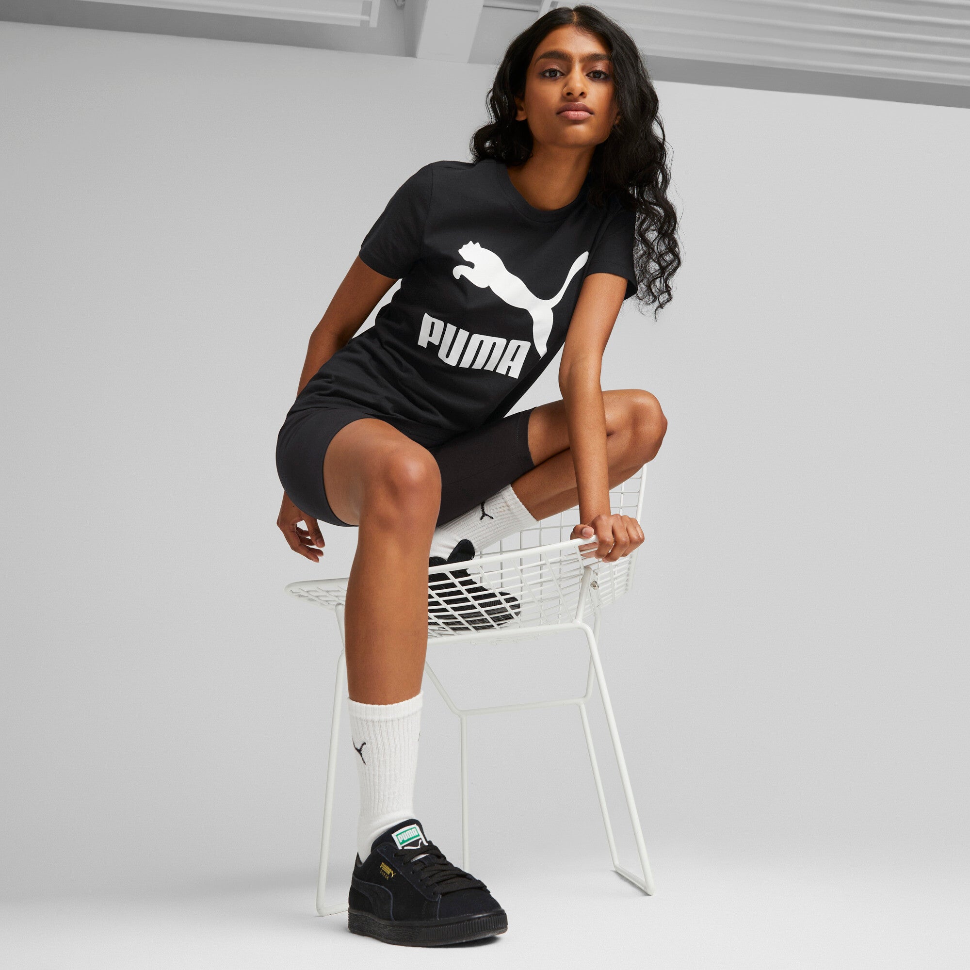 Puma classics logo women's tee in black - Model Shot 02