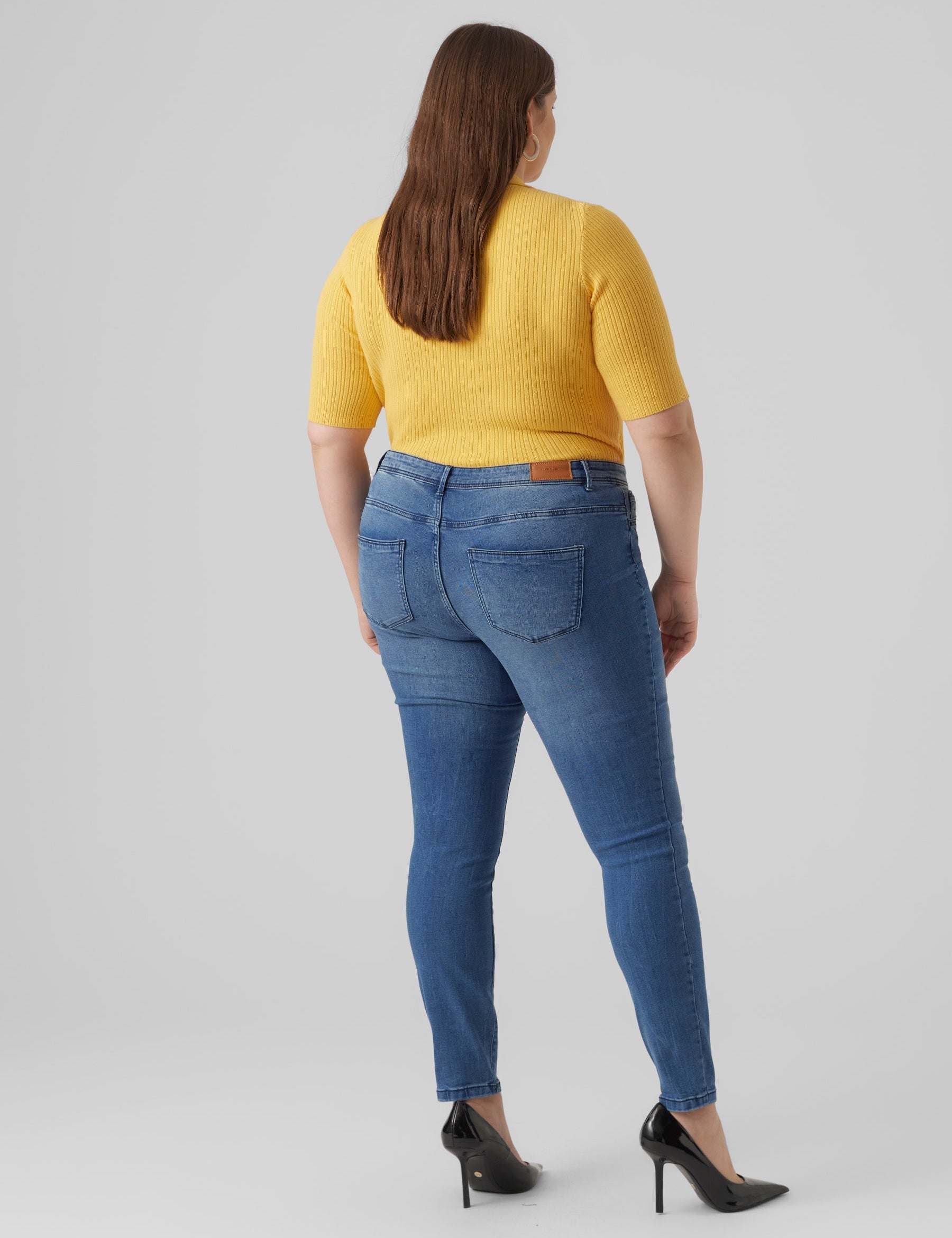 VERO MODA VMCFANYA slim jeans cur in medium blue denim - Image 2
