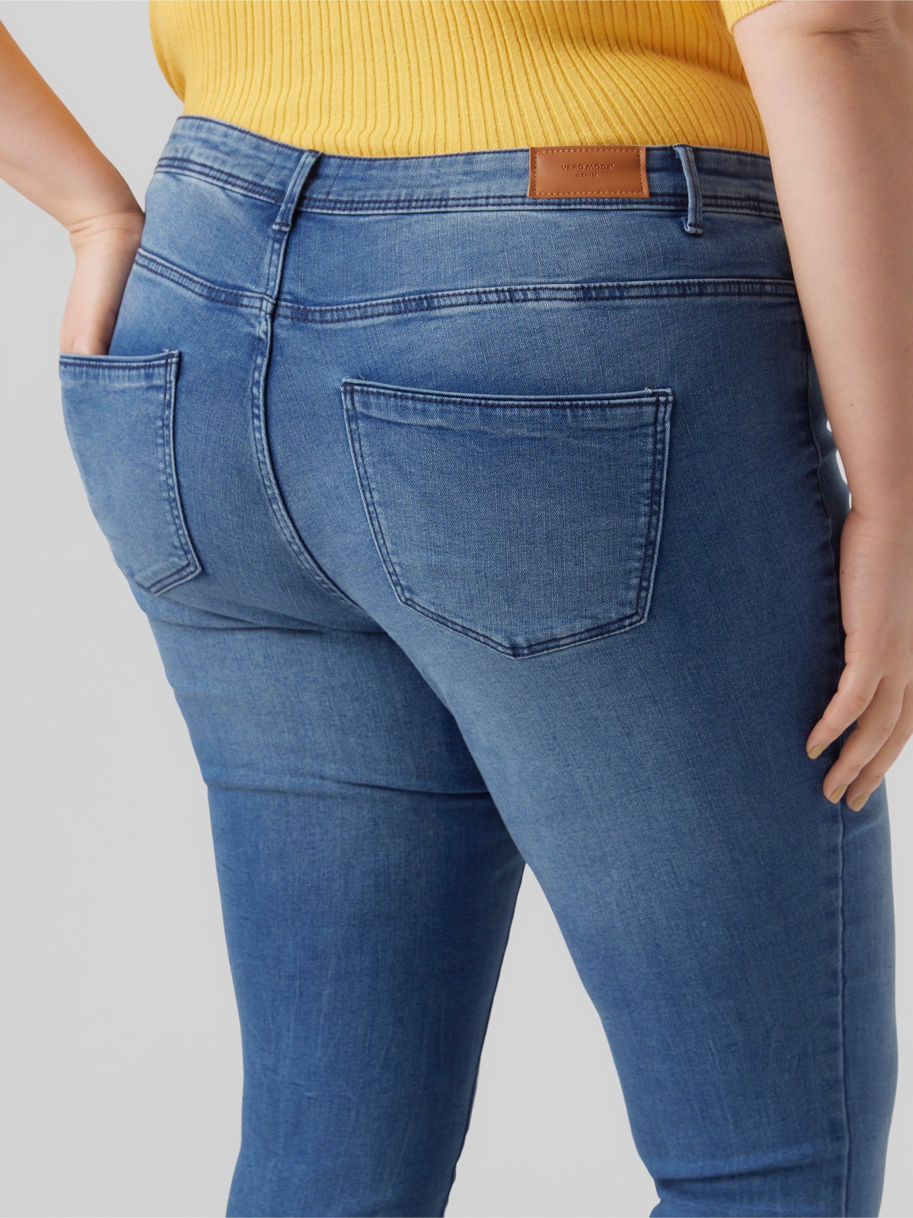 VERO MODA VMCFANYA slim jeans cur in medium blue denim - Image 5