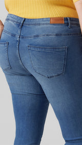 VERO MODA VMCFANYA slim jeans cur in medium blue denim - Image 5
