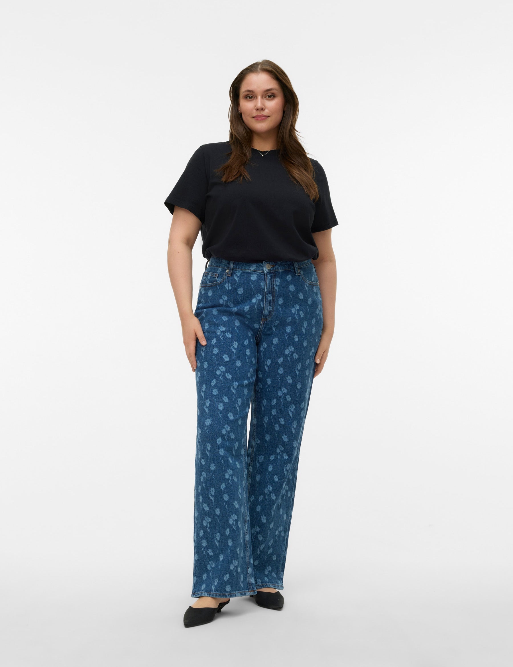 VERO MODA VMCTESSA wide flower denim jeans cur in medium blue denim flower - Image 1