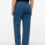 VERO MODA VMCTESSA wide flower denim jeans cur in medium blue denim flower - Image 2