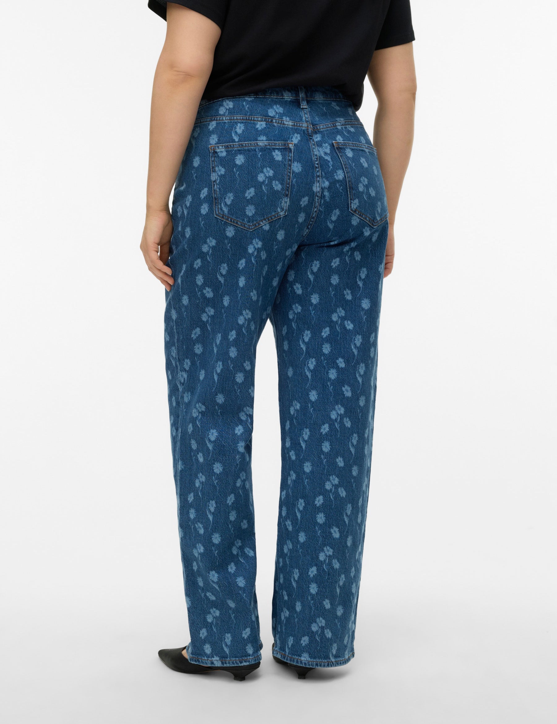 VERO MODA VMCTESSA wide flower denim jeans cur in medium blue denim flower - Image 2