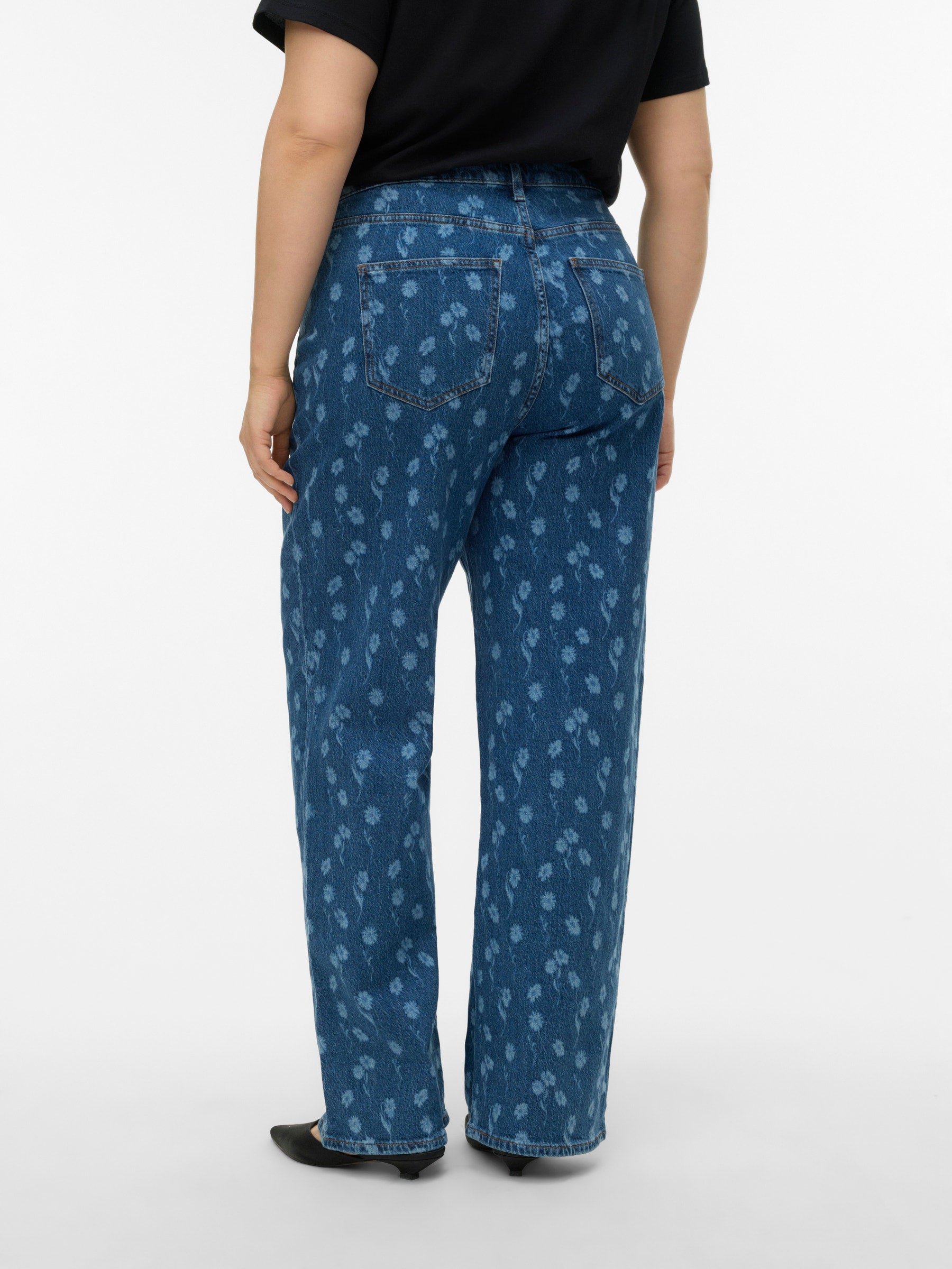 VERO MODA VMCTESSA wide flower denim jeans cur in medium blue denim flower - Image 2