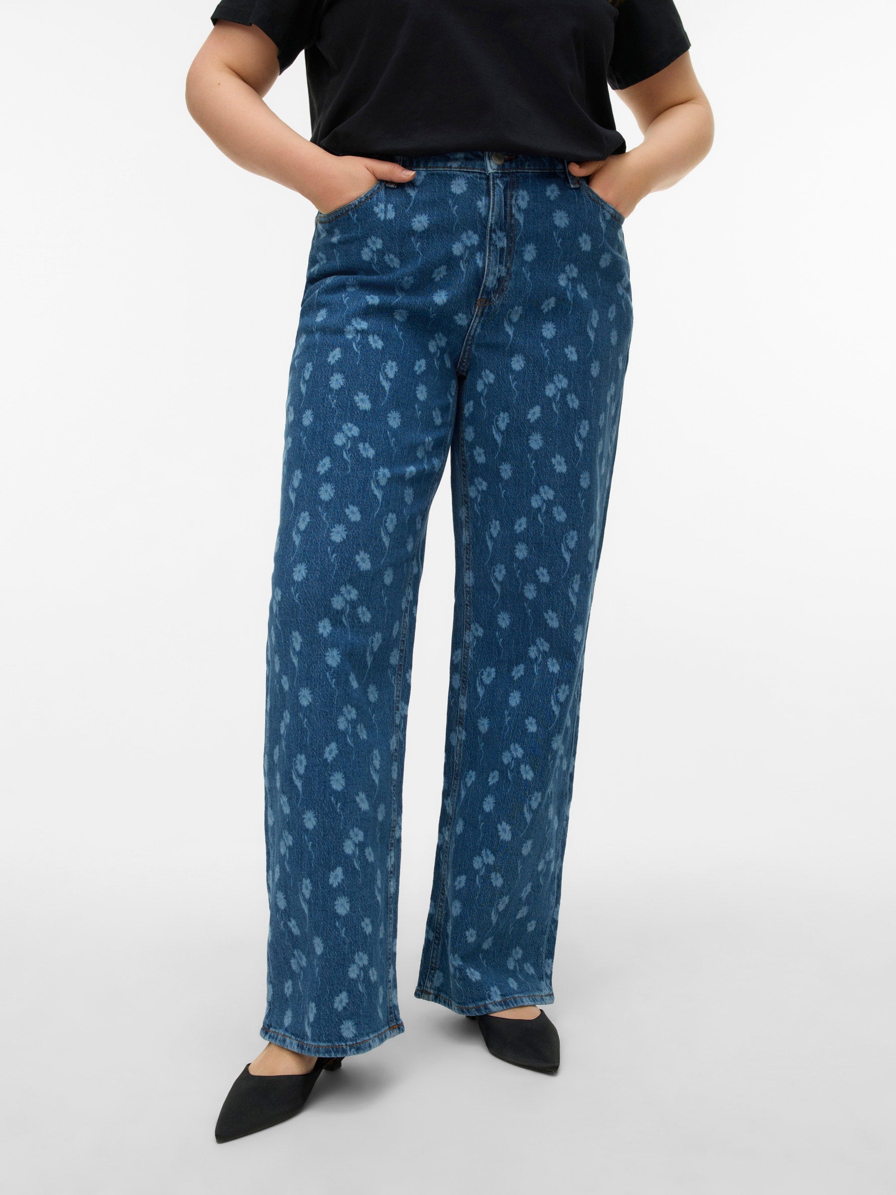 VERO MODA VMCTESSA wide flower denim jeans cur in medium blue denim flower - Image 5