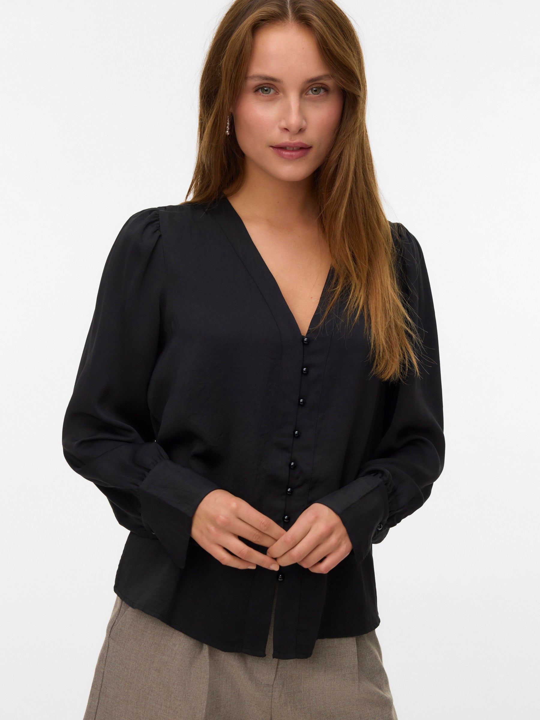VERO MODA VMFASANA v-neck shirt in black - Image 4