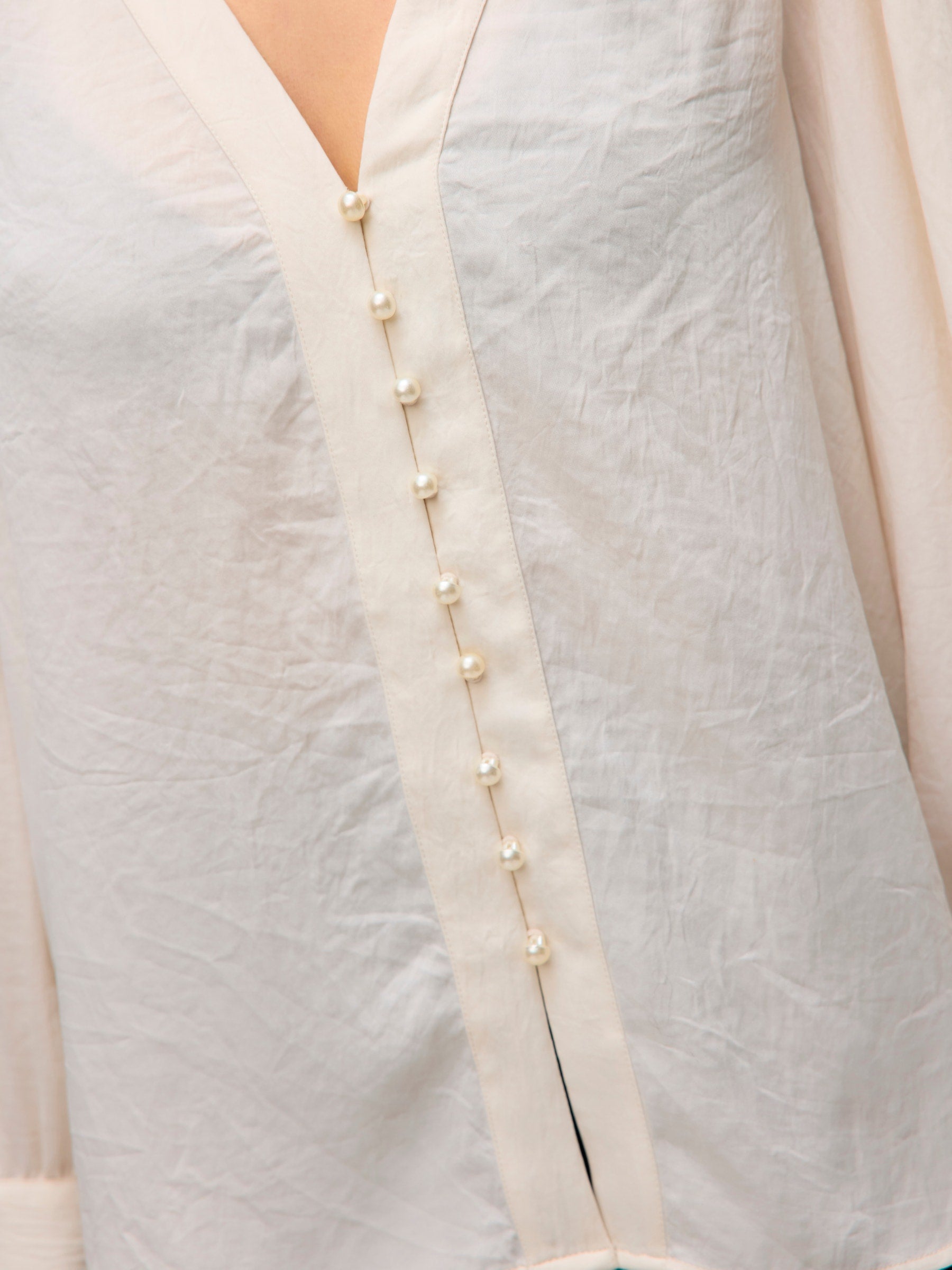 VERO MODA VMFASANA v-neck shirt in birch - Image 6
