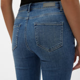 VERO MODA VMFLASH flared jeans in medium blue - Image 7