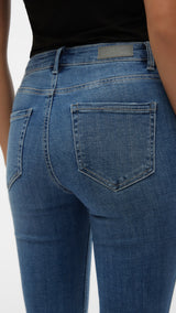 VERO MODA VMFLASH flared jeans in medium blue - Image 7