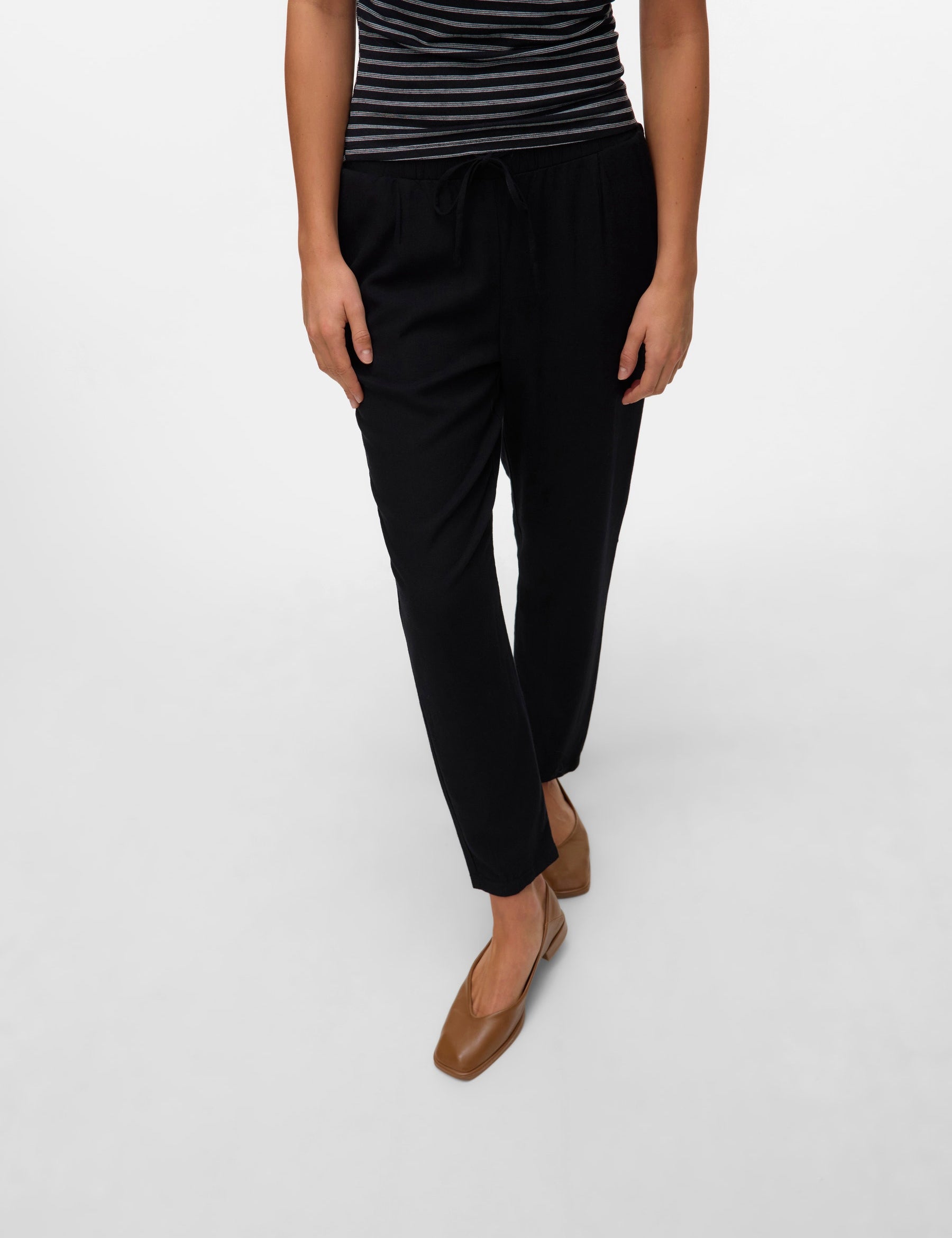 VERO MODA VMJESMILO ankle pants in black - Image 1