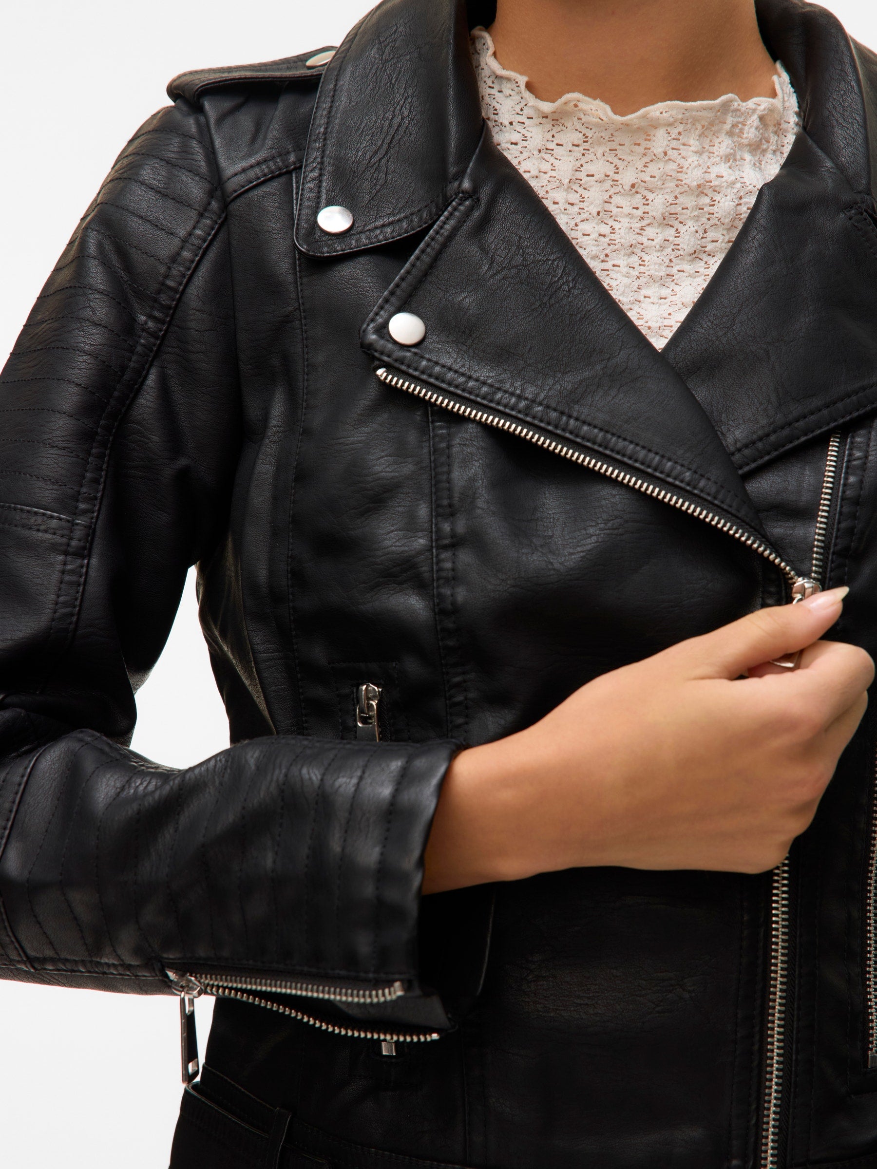 VERO MODA VMKERRIULTRA short coated jacket in black - Image 6