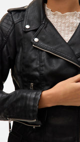 VERO MODA VMKERRIULTRA short coated jacket in black - Image 6