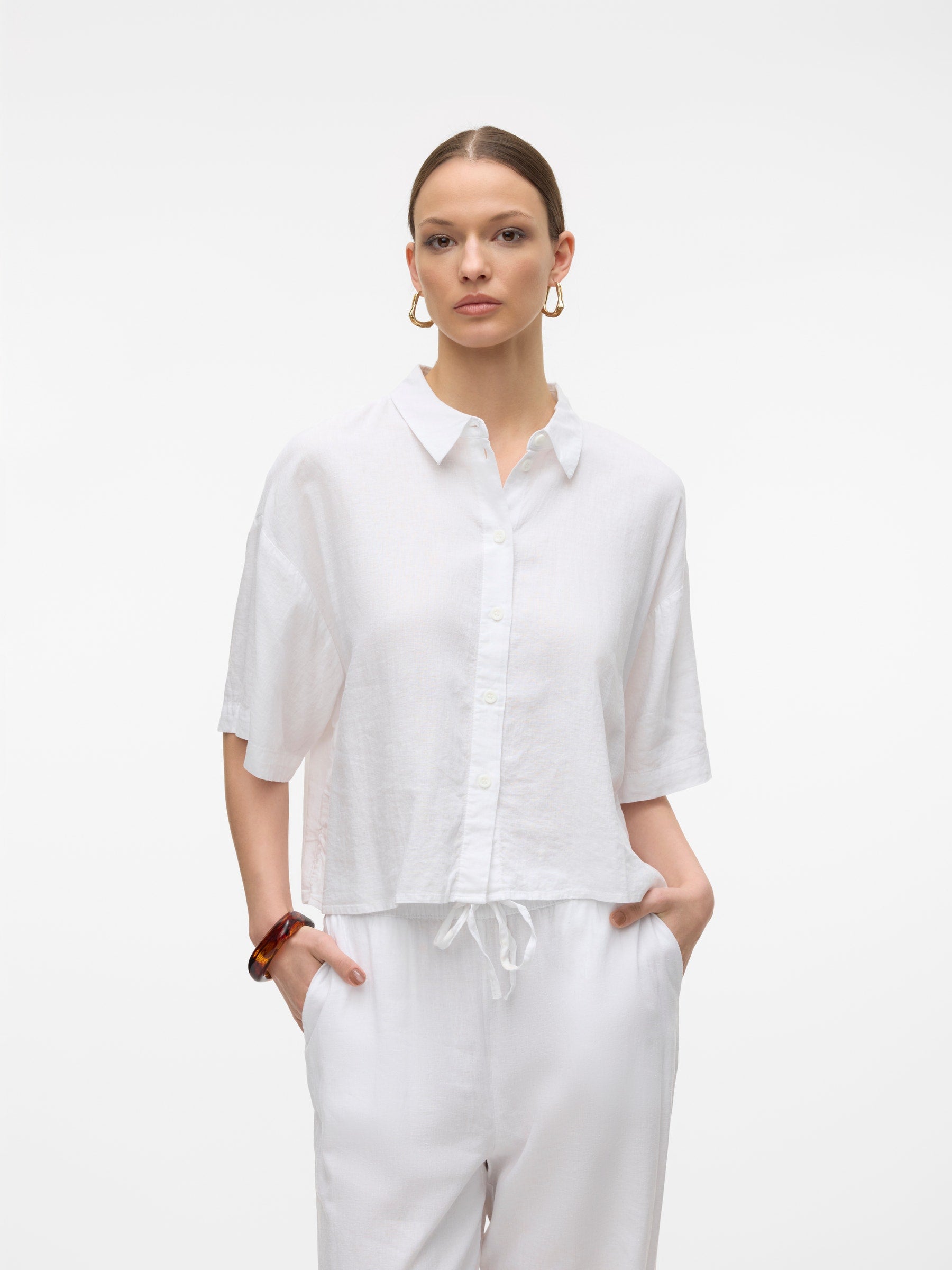 VERO MODA VMLINN 2/4 short shirt in snow white olga moon rock - Image 1